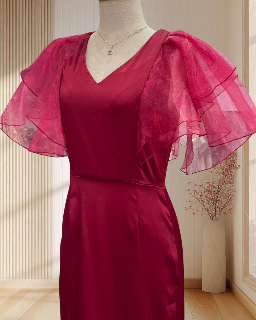 (PRE-LOVED) ราตรีสั้นสีแดง แต่งแขนระบายผ้าแก้ว 3 ชั้น ไซส์ M