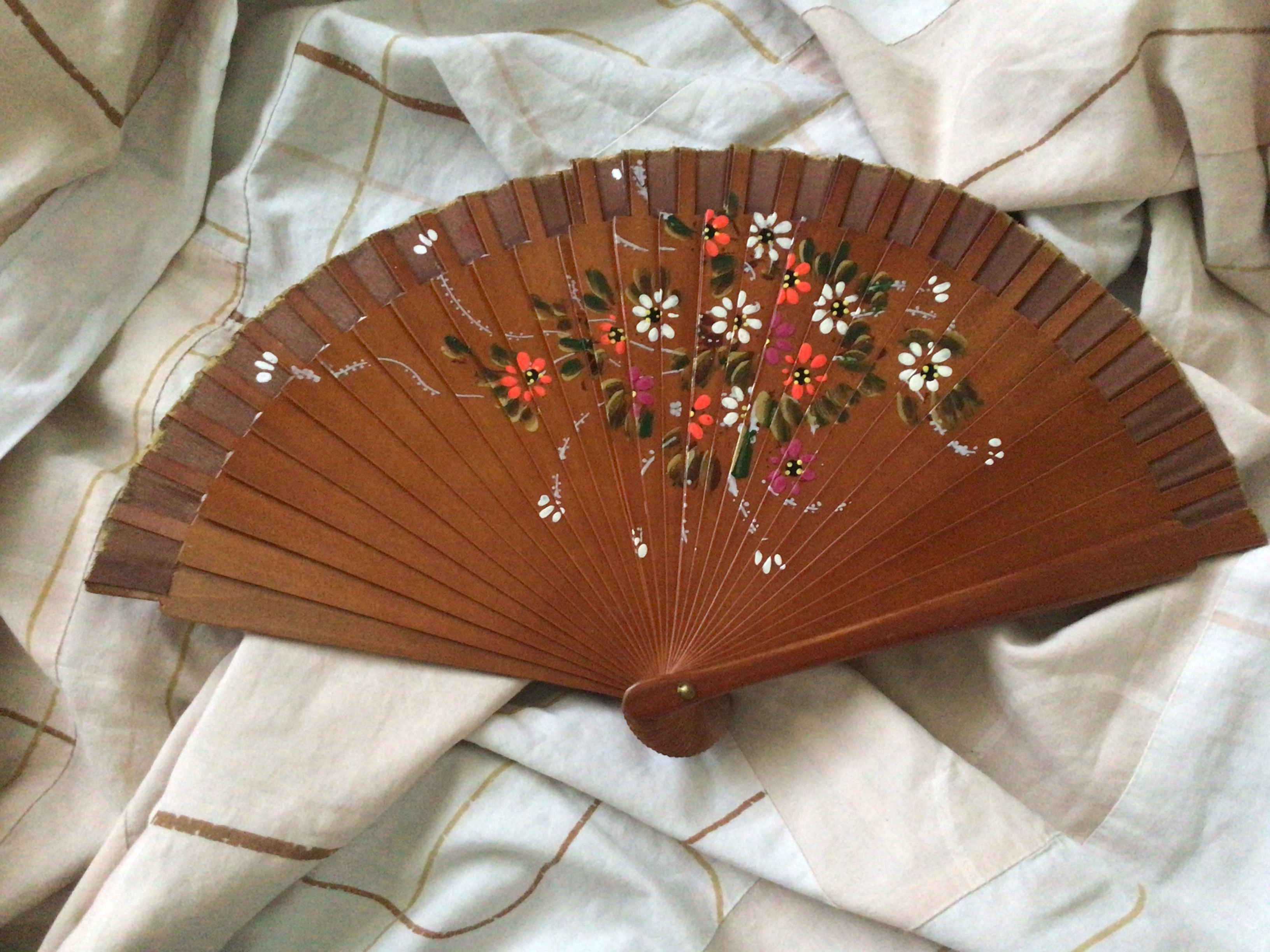 (ของแถม) พัดคลี่เนื้อเบาลายดอกไม้