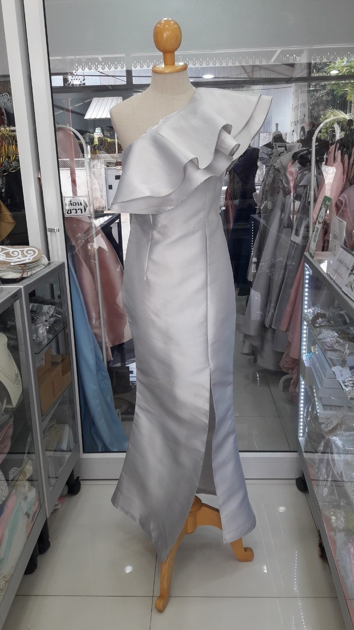 ราตรียาวสีเทาไหล่เฉียงระบาย (M)