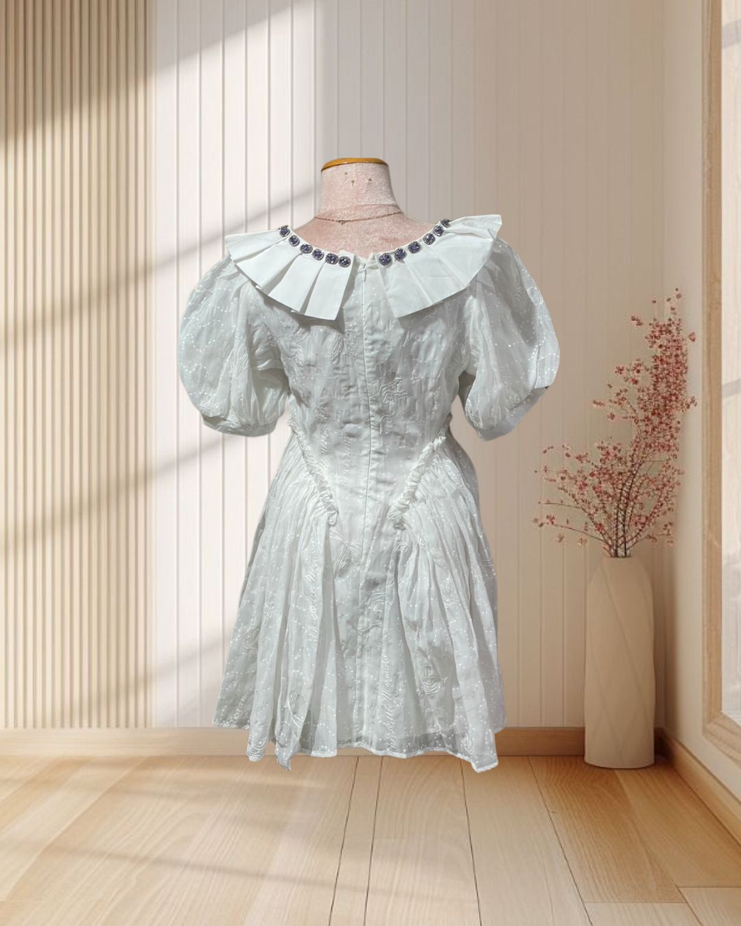 (PRE-LOVED) เดรสสั้นสีขาว ผ้าปักเลื่อม มีปก แต่งเพชรสีม่วง ไซส์ M