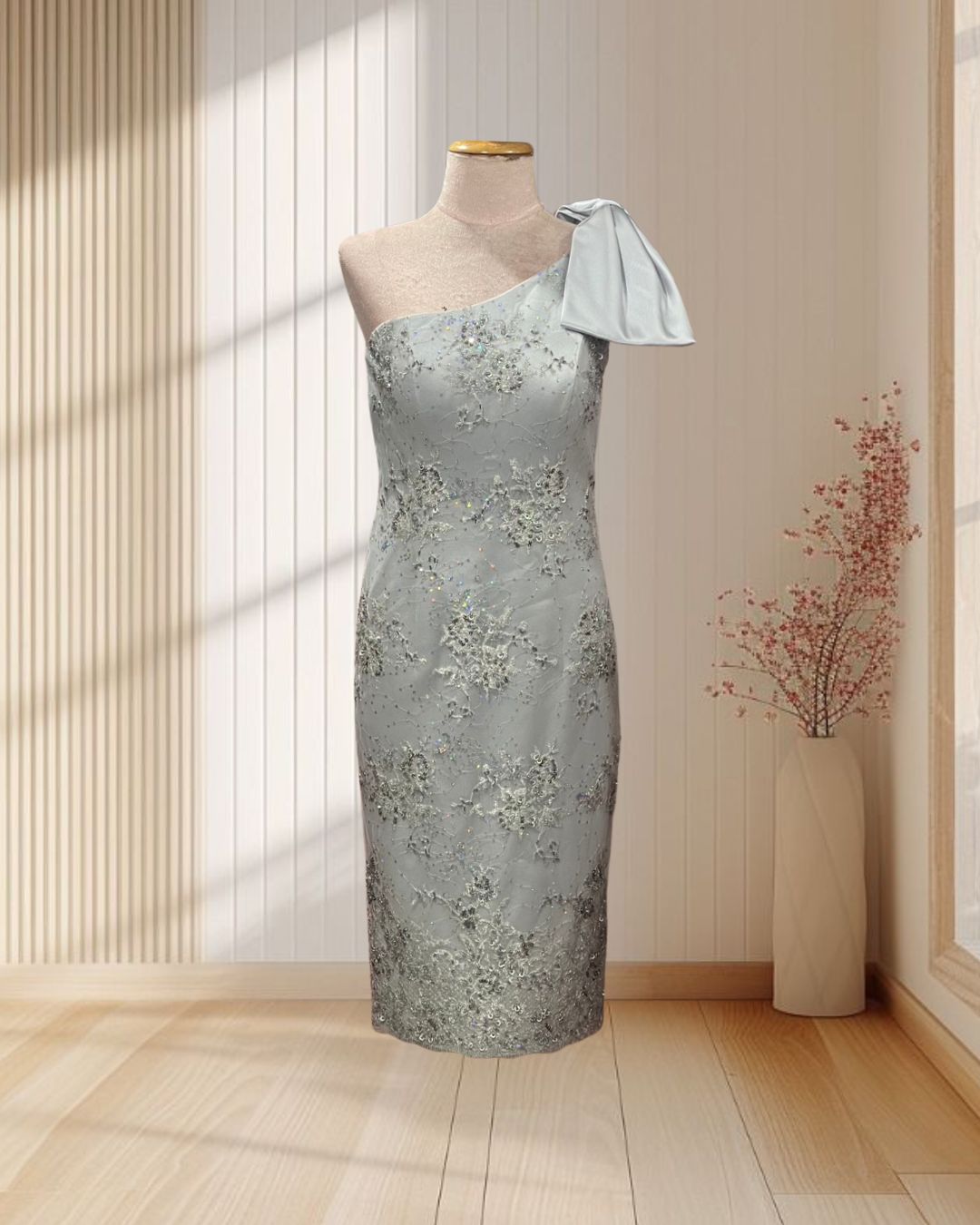 (PRE-LOVED) ราตรีสั้นสีเทา บ่าเฉียงแต่งโบว์ ปักเลื่อม กลิตเตอร์ ไซส์ M