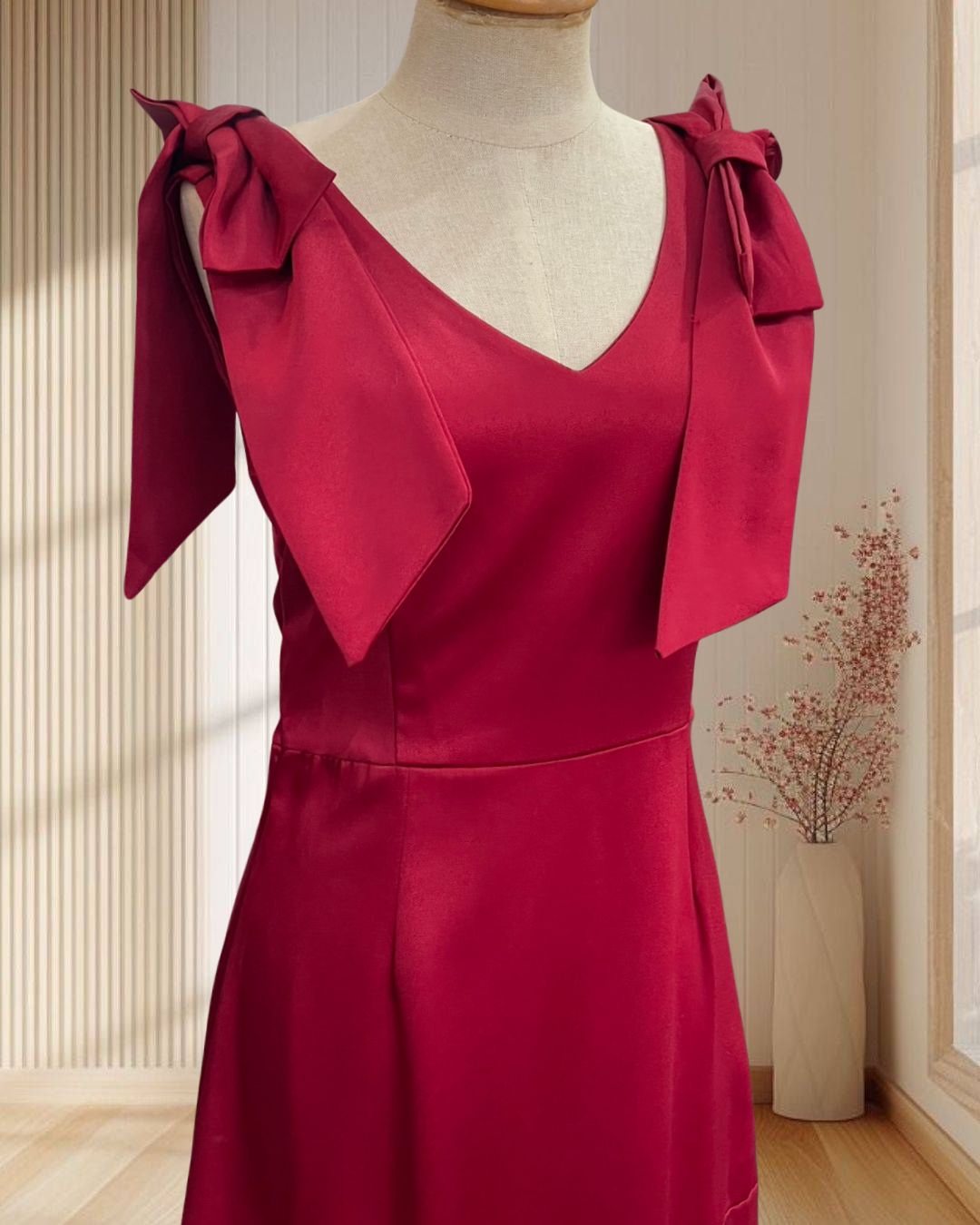 (PRE-LOVED) ราตรียาวสีแดง แต่งโบว์ที่ไหล่ กระโปรงบาน ไซส์ S