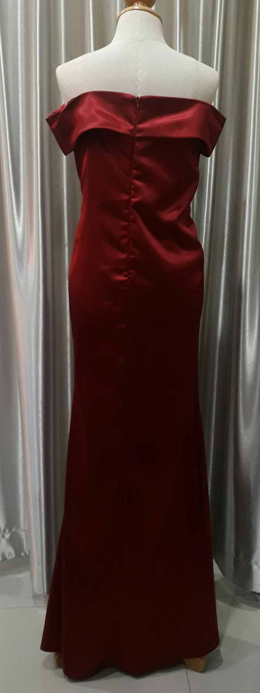 (PRE-LOVED) ชุดราตรียาวสีเเดงMaxiปาดไหล่จีบเอวกระโปรงสั้นด้านใน Size : M