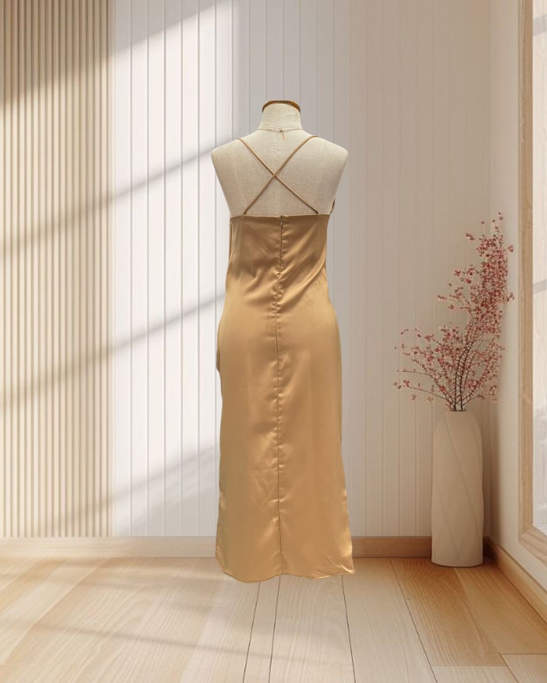 (PRE-LOVED) ราตรีสั้นสีทอง สายเดี่ยวคอถ่วง สายไขว้ เว้าหลัง ไซส์ M