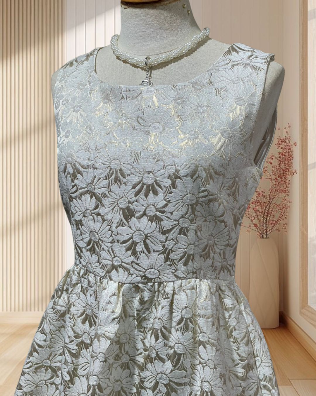 (PRE-LOVED) ราตรีสั้นสีครีมทอง แขนกุด พิมพ์ลายดอกไม้ ไซส์ S