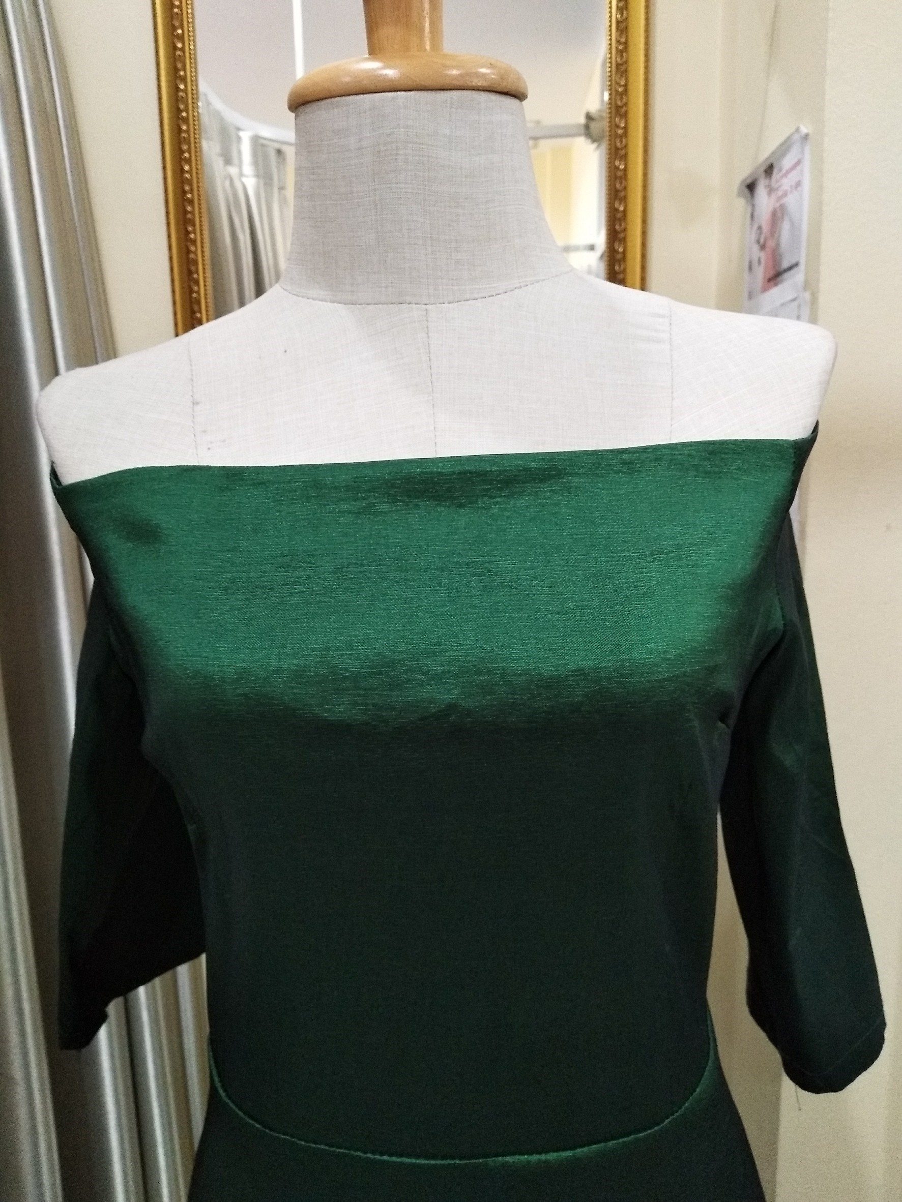 (PRE-LOVED) ราตรียาวสีเขียวเข้มปาดไหล่มีแขนกระโปรงบาน (2XL)