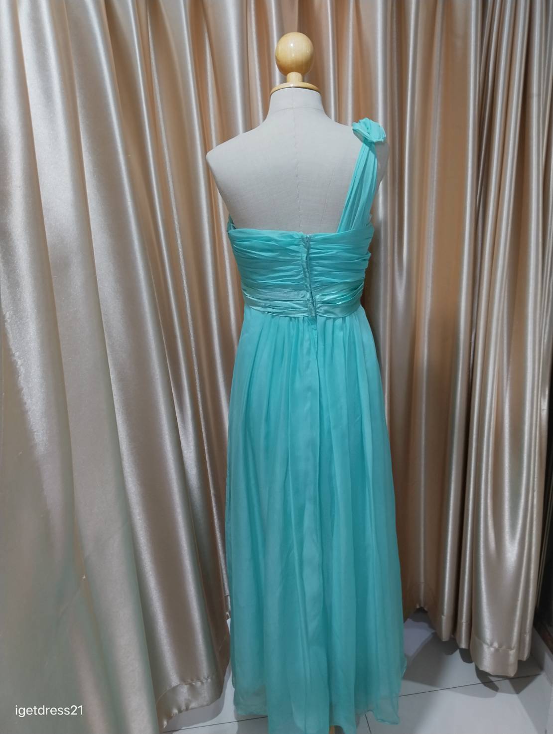 (PRE-LOVED) ชุดราตรียาว เกาะอกไขว้ไหล่ 1 ข้าง สีเขียว