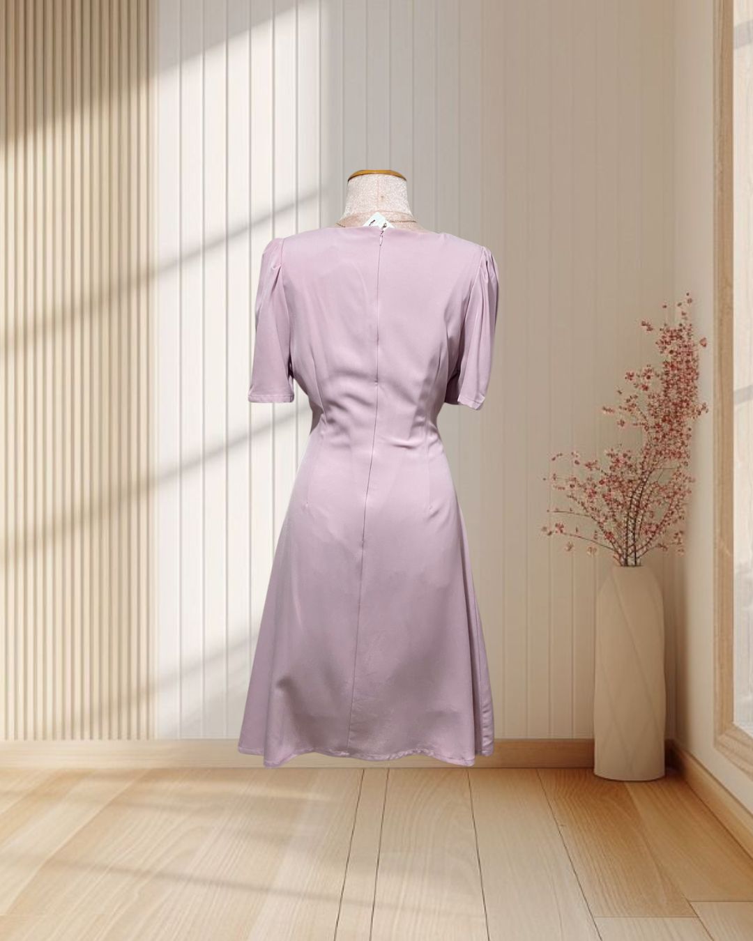 (PRE-LOVED) ราตรีสั้นสีชมพู คอวี ดีเทลจีบแขนตุ๊กตา เอวตีเกร็ดหน้า ผ้าเครปเกาหลี ไซส์ L