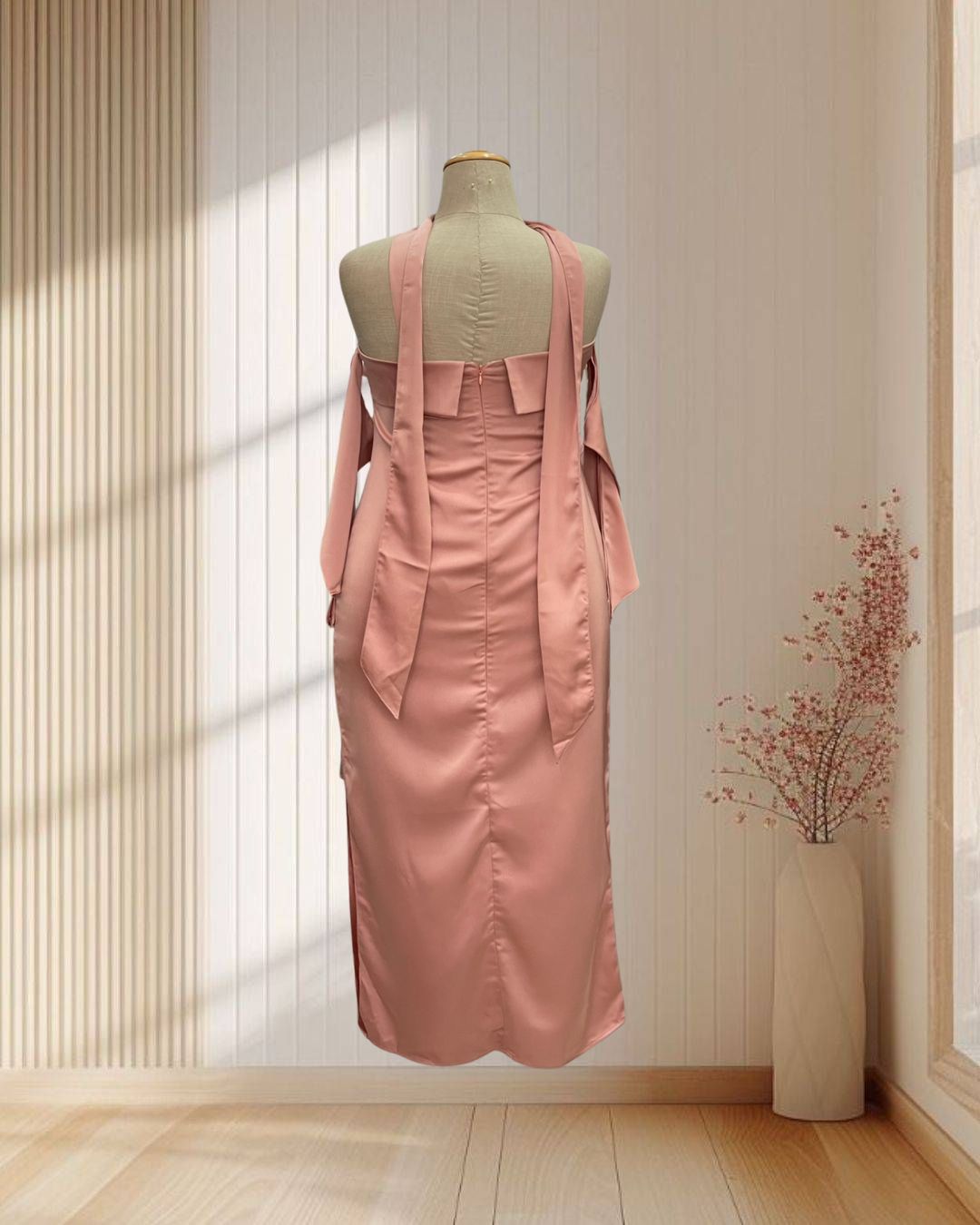 (PRE_LOVED) ราตรียาว สีชมพู ปาดไหล่ มีแขน พร้อมผ้าพันคอ ไซส์ 2XL