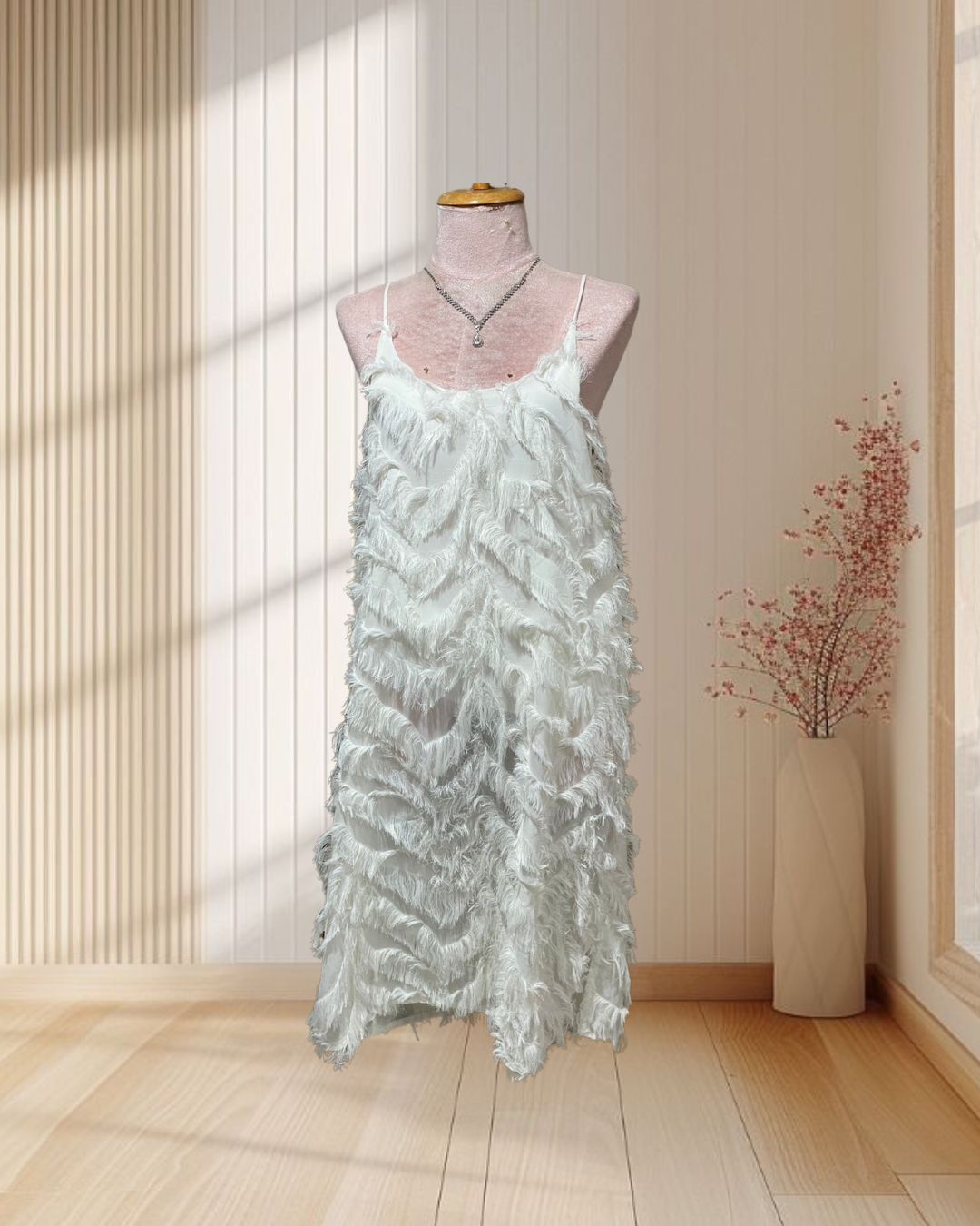 (PRE-LOVED) เดรสสายเดี่ยวสีขาว แต่งขนนกเทียม ไซส์ L