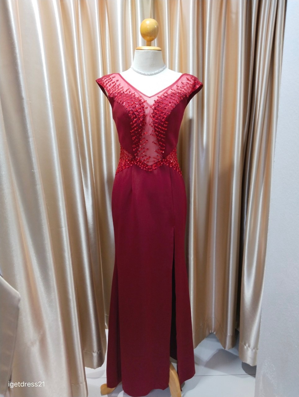 ราตรียาวสีแดงแหวกอกเปิดหลัง L