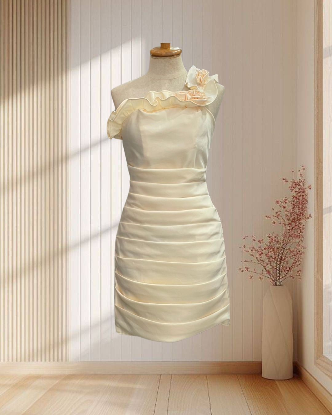 ราตรีสั้นสีครีม บ่าเฉียงดอกไม้ 3D แต่งชั้นๆ ไซส์ L