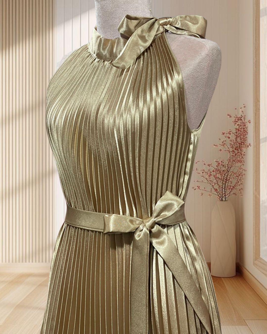 (PRE-LOVED) เดรสสั้นสีทอง อัดพลีท คอปีน ผูกโบว์คอ พร้อมผ้าพันคอ ไซส์ M