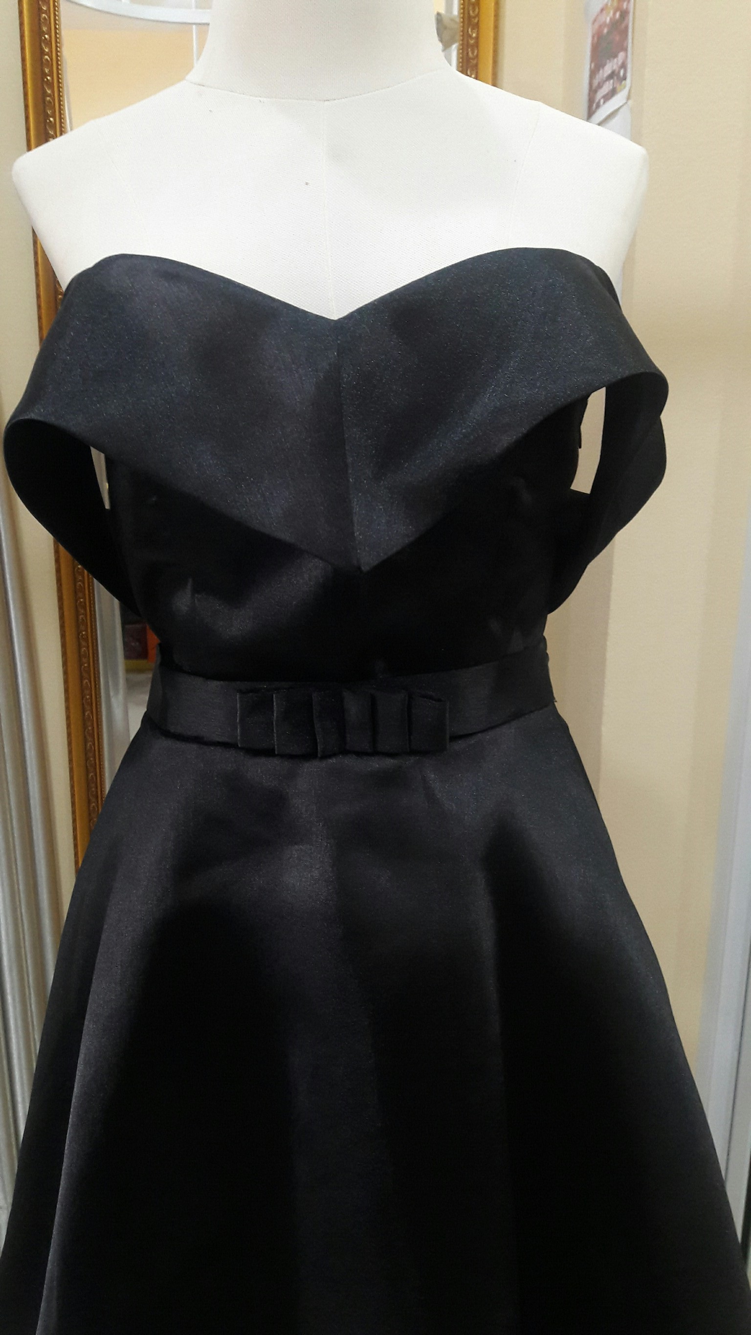 (PRE-LOVED) ราตรีสั้นปาดไหล่กระโปรงบานสีดำ(ฟรีไซส์)