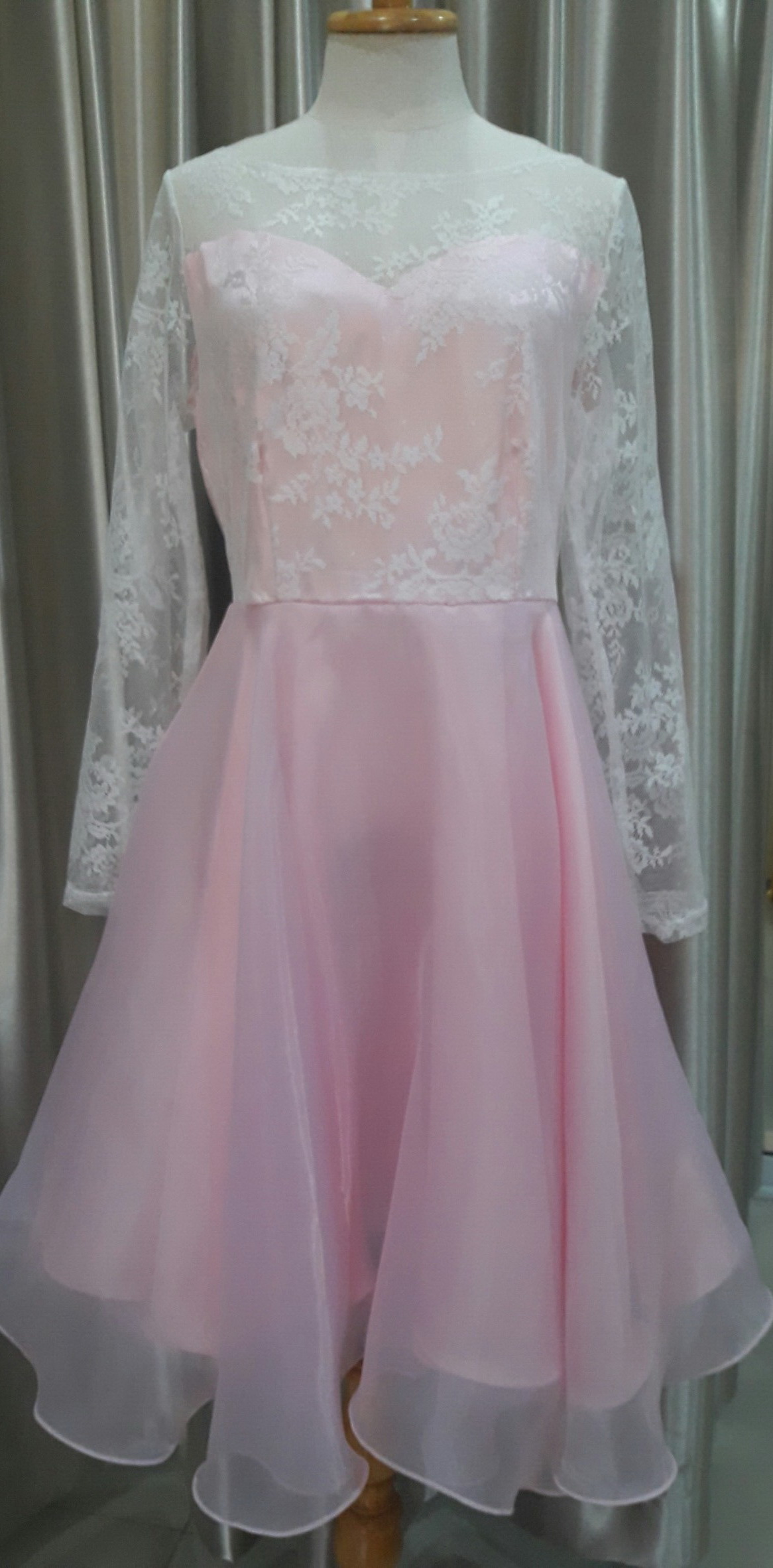 ชุดราตรีสั้นสีชมพูเเขนผ้าลูกไม้กระโปรงผ้าเเก้ว Size : M