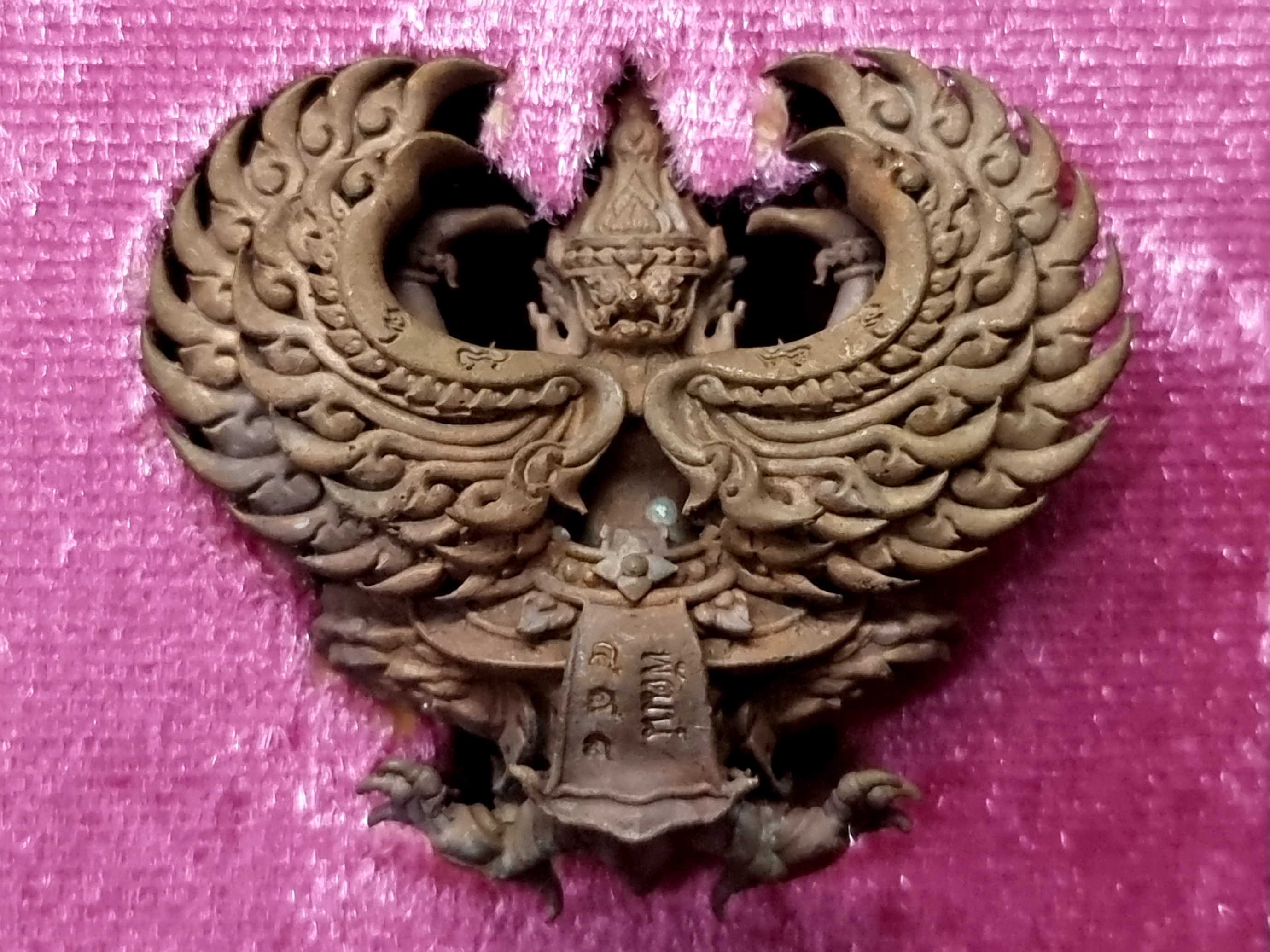 พญาครุฑ รุ่นรวยหมื่นล้าน หลวงพ่อพัฒน์ วัดห้วยด้วน นครสวรรค์ พิมพ์ใหญ่ (ขนาด 4x3.5 ซม.) เนื้อทองแดงเถื่อน ปี ๒๕๖๓ โค๊ดเลข ๔๙๘ กล่องเดิม