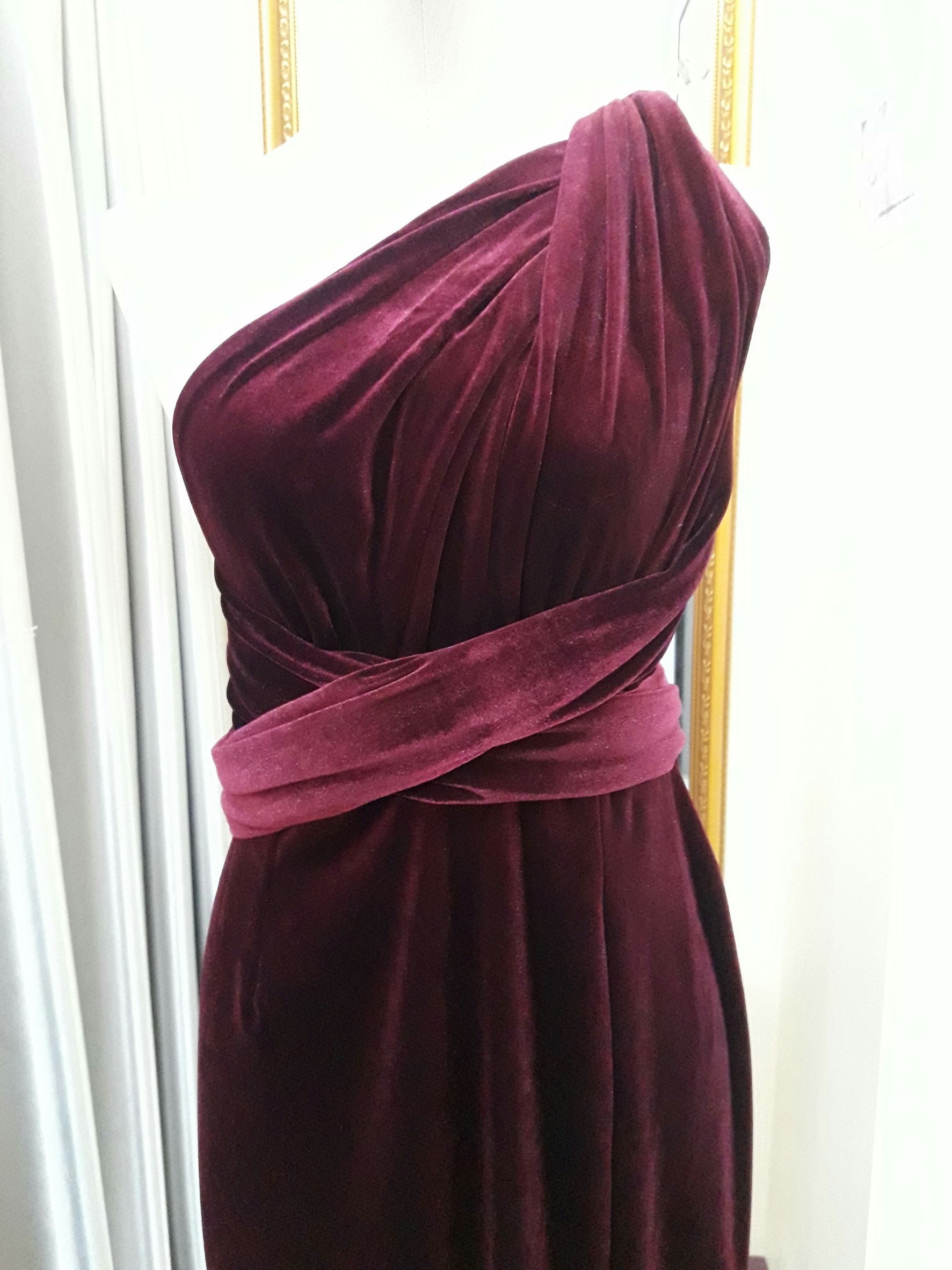 (PRE-LOVED) ชุดราตรียาวสีเเดงผ้ากำมะหยี่ รุ่นinfinity (M)