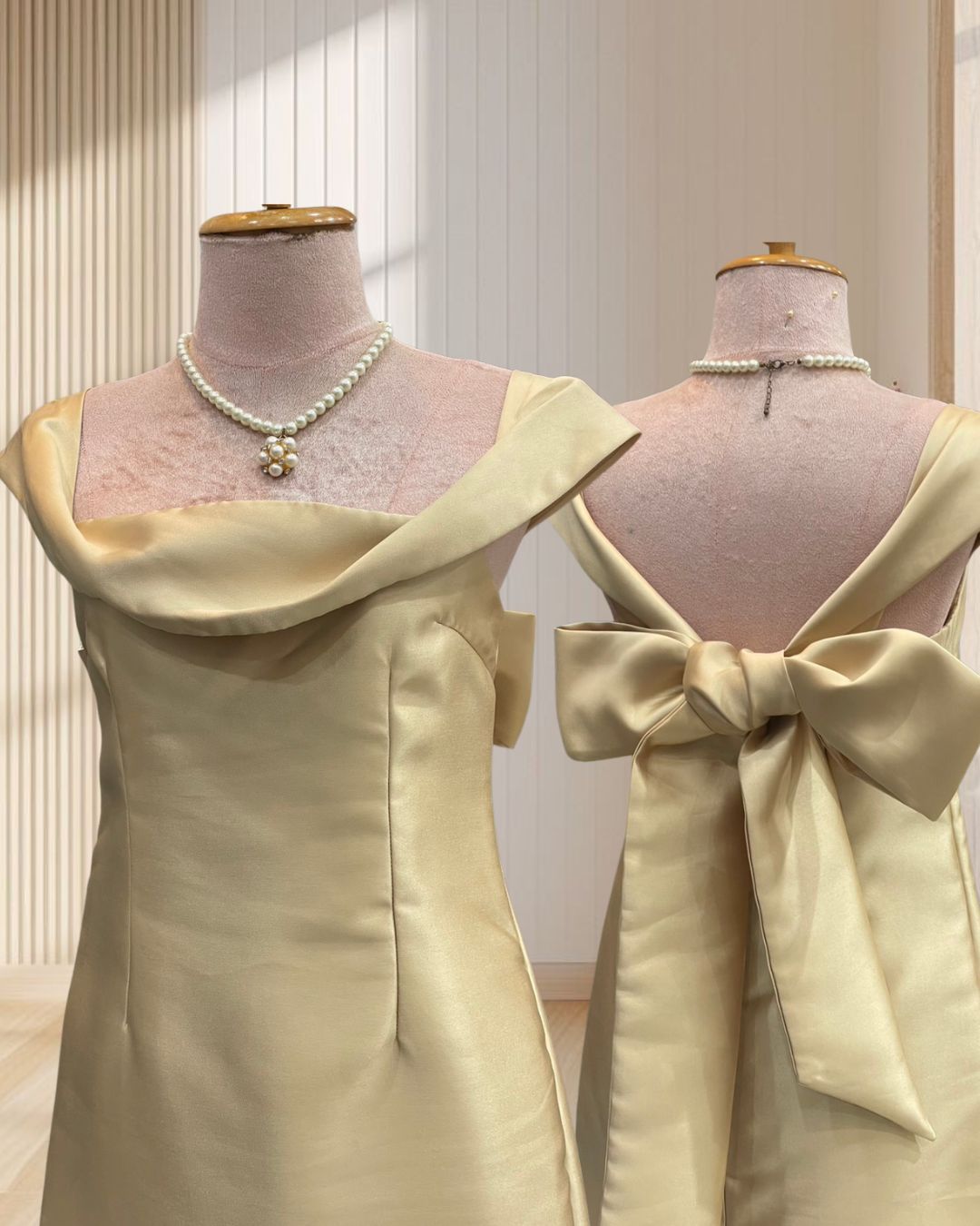 (PRE-LOVED) ราตรีสั้นสีทอง ผ้าไหมเทียม ปาดไหล่ ผูกหลัง ไซส์ M