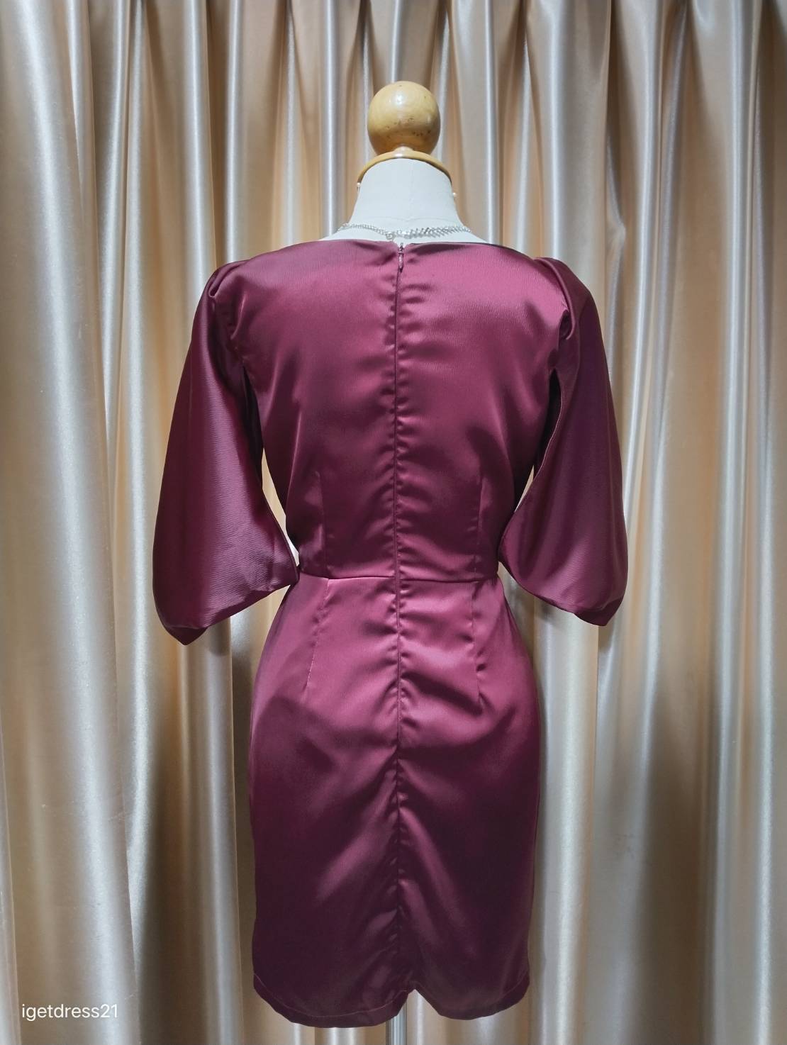 (PRE-LOVED) ชุดราตรีสั้นมีแขนสีแดง M