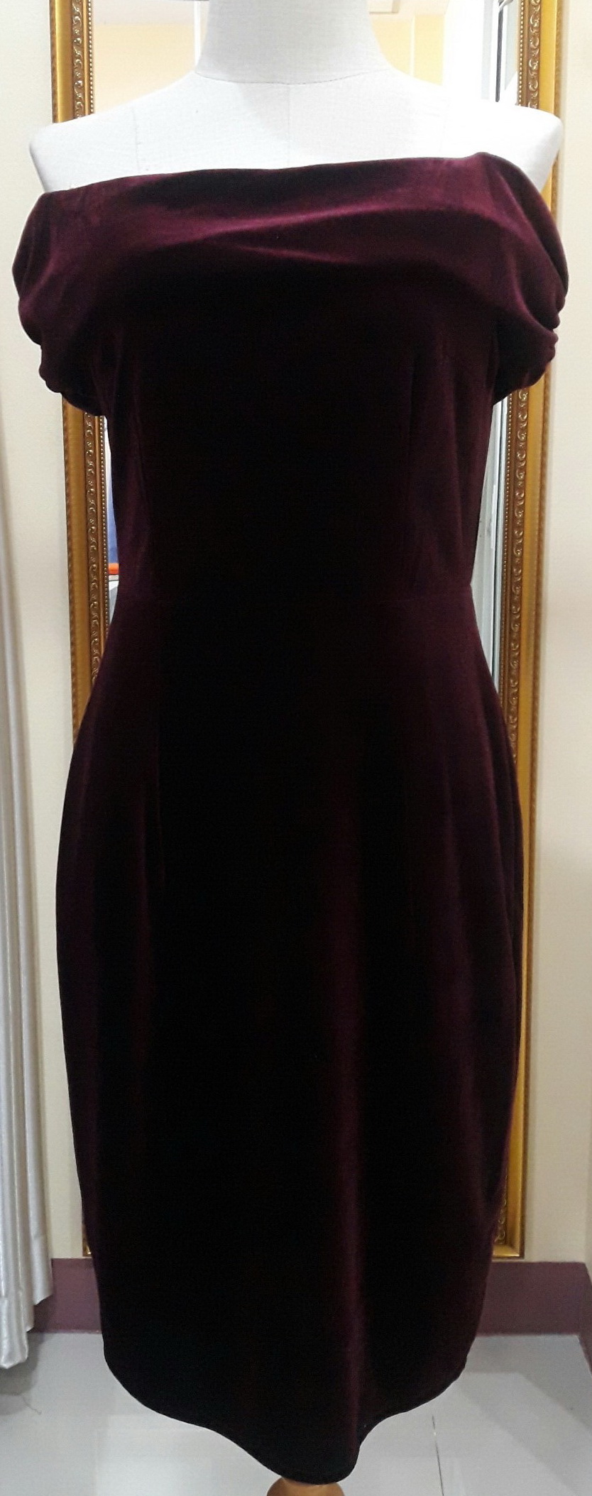 (PRE-LOVED) ชุดราตรีสั้นสีเเดงปาดไหล่ผ้ากำมะหยี่ (L)