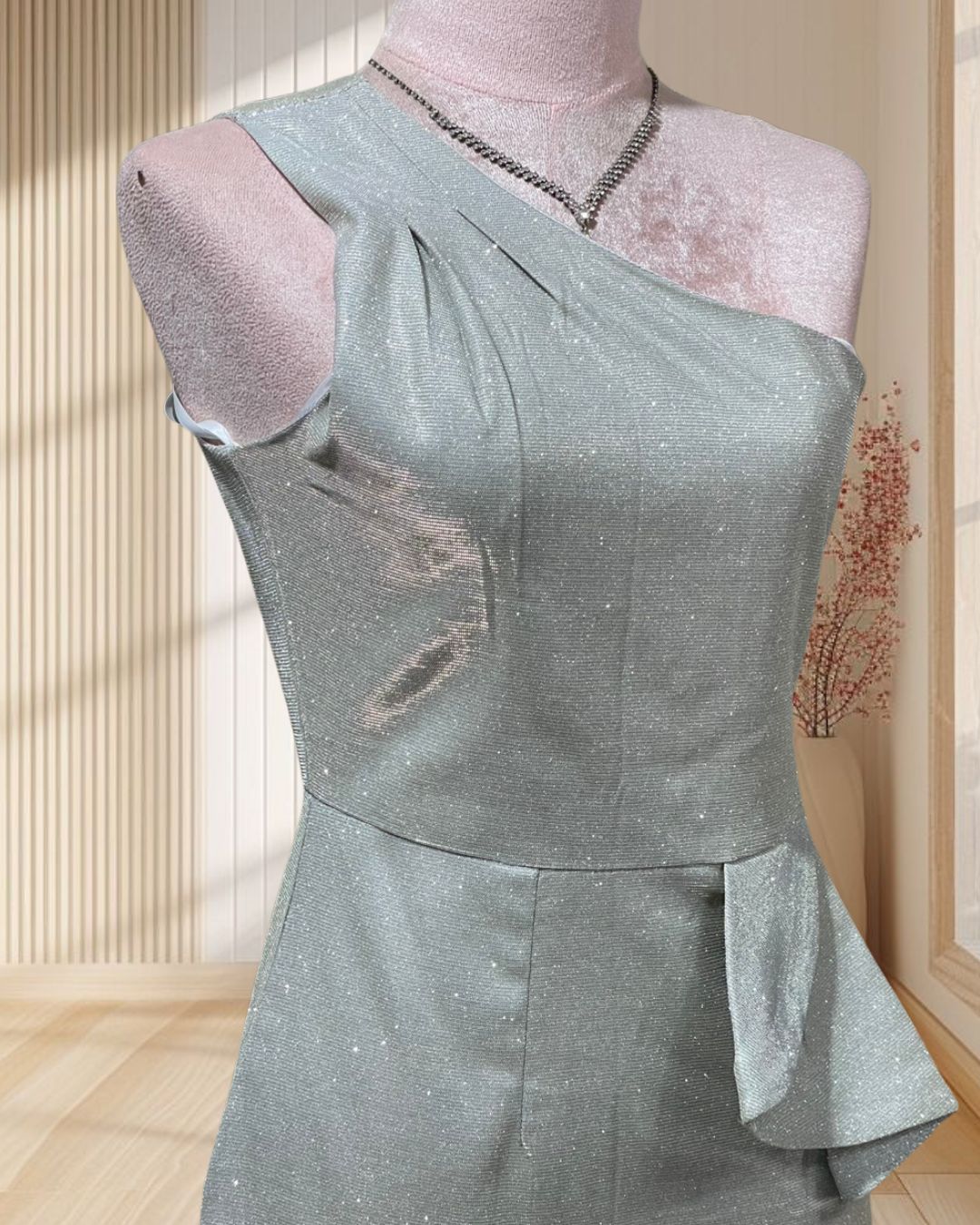 (PRE-LOVED) ราตรีสั้นสีทอง บ่าเฉียง ผ้ากลิตเตอร์ ไซส์ L