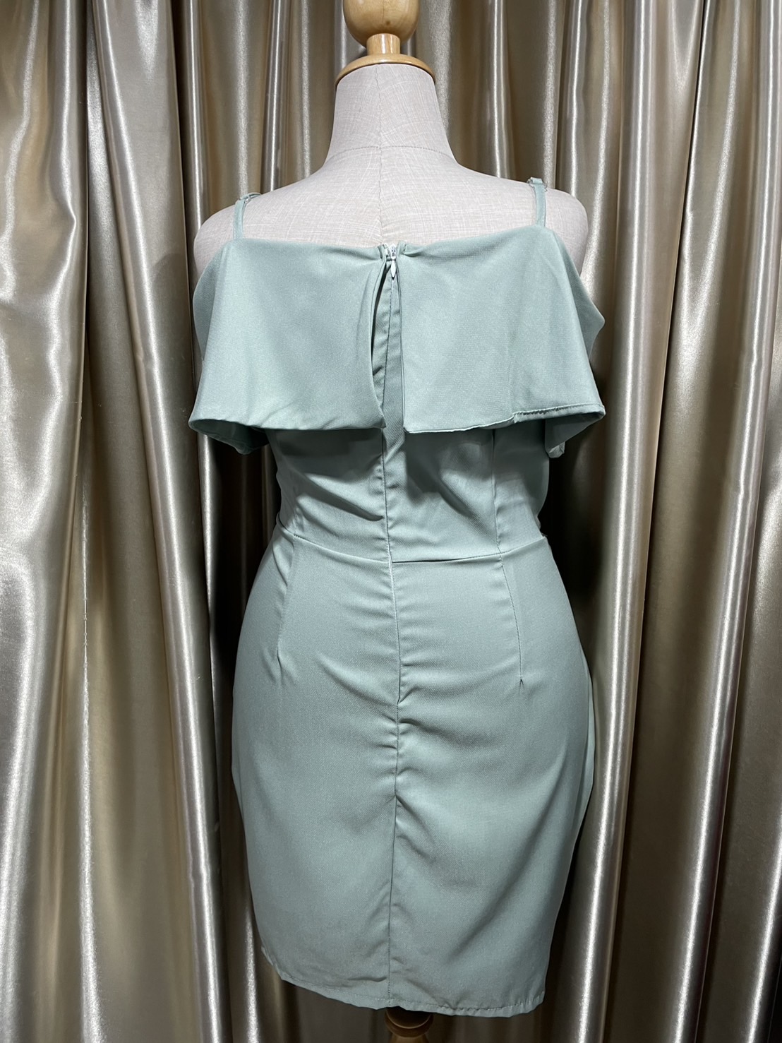 (PRE-LOVED) ชุดราตรีสั้นสายเดี่ยวปาดไหล่สีเขียว 4XL