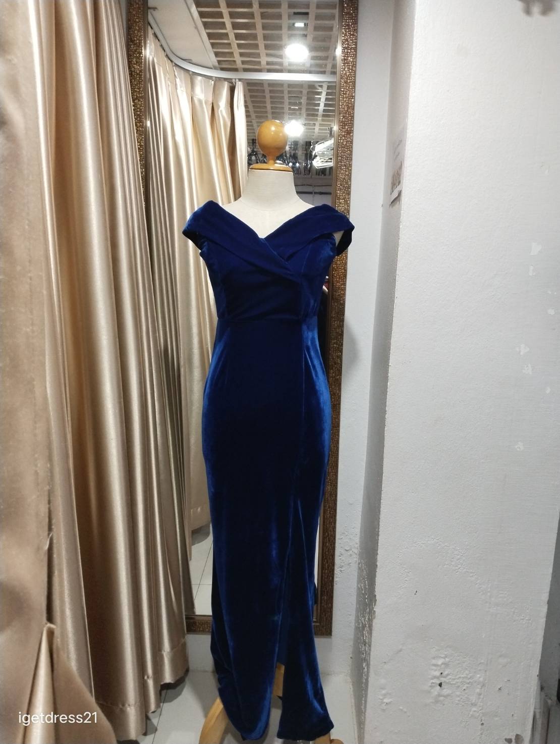 (PRE-LOVED) ราตรียาวสีน้ำเงินกำมะหยี่ปาดไหล่ S