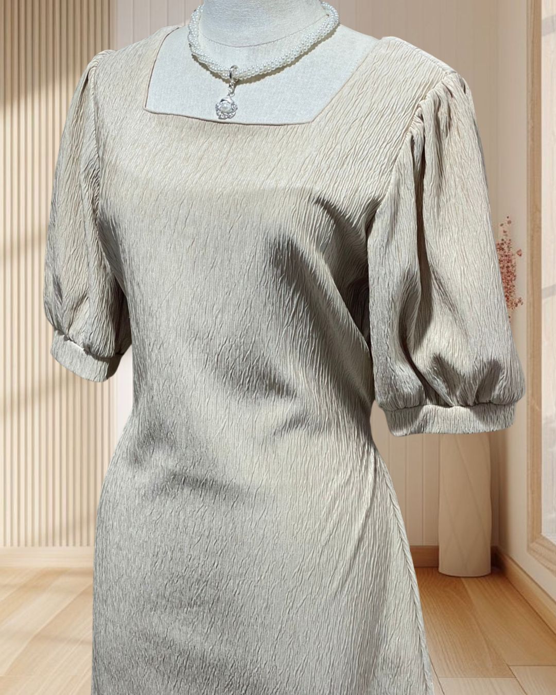 (PRE-LOVED) เดรสสั้นสีทอง มีแขน ผ้ายืด พร้อมสายผูกหลัง ไซส์ M