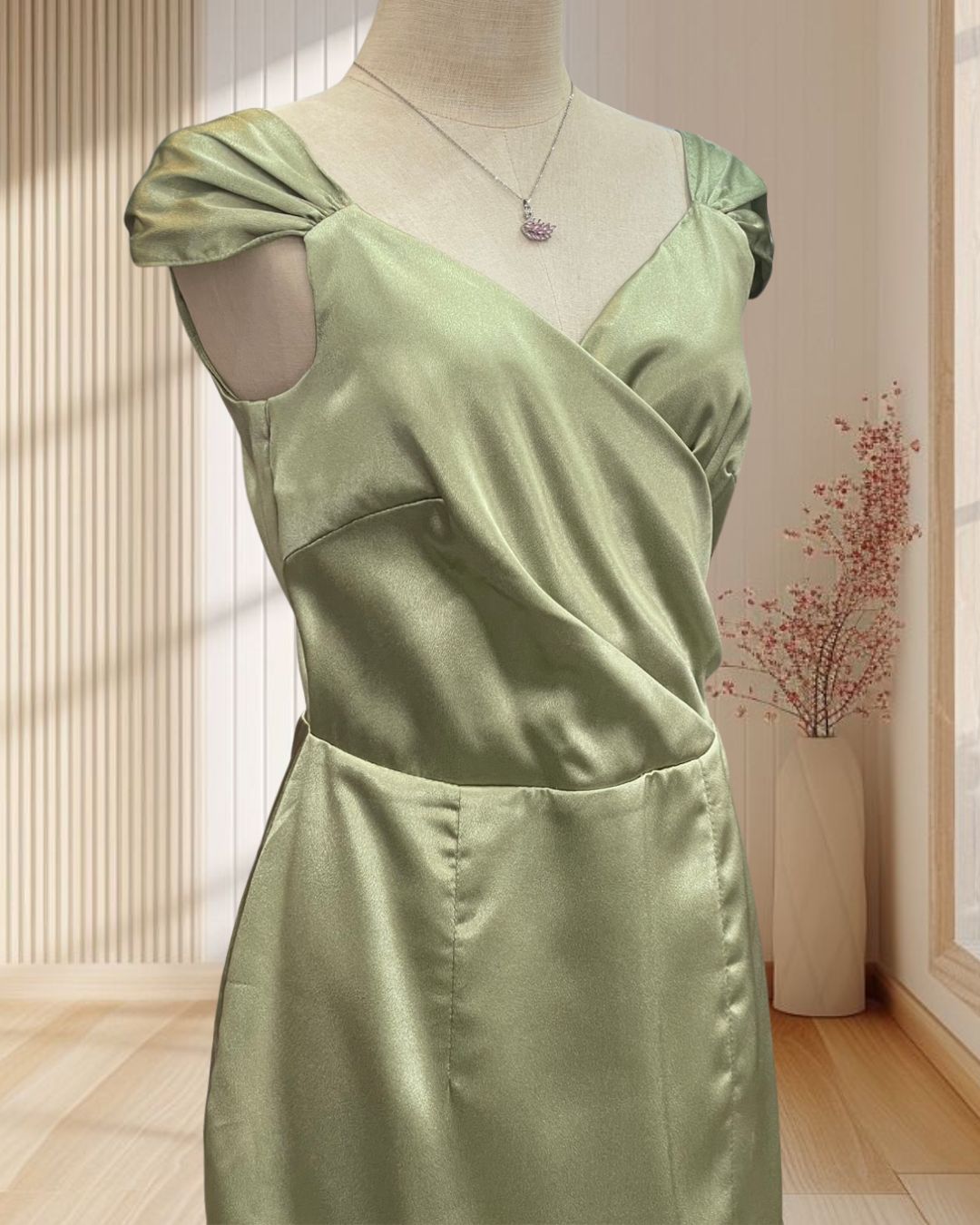 (PRE-LOVED) ราตรีสั้นสีเขียว สายเดี่ยวใหญ่ ผ้าเงา ไซส์ S