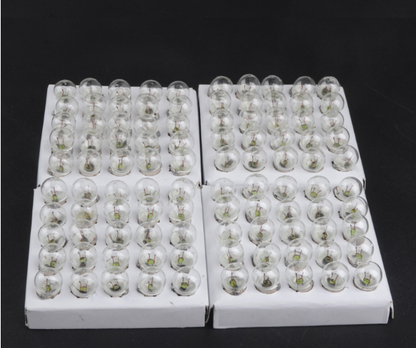 หลอดไฟแบบไส้พร้อมขั้ว E10