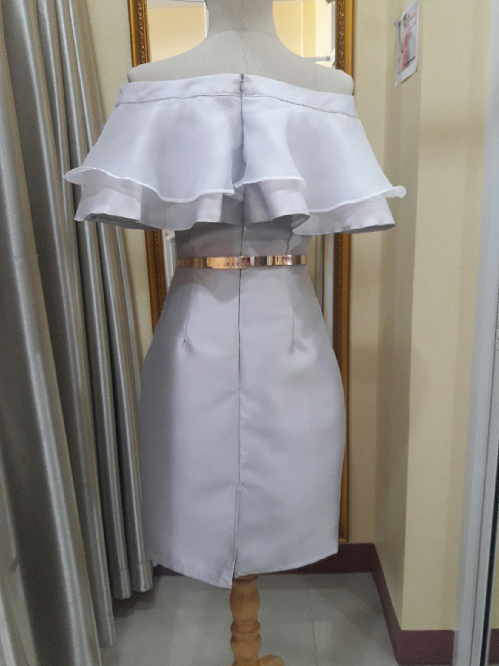 (PRE-LOVED) ชุดราตรีสั้นสีเทาอกระบายเเต่งผ้าเเก้วทรงสอบ (L)