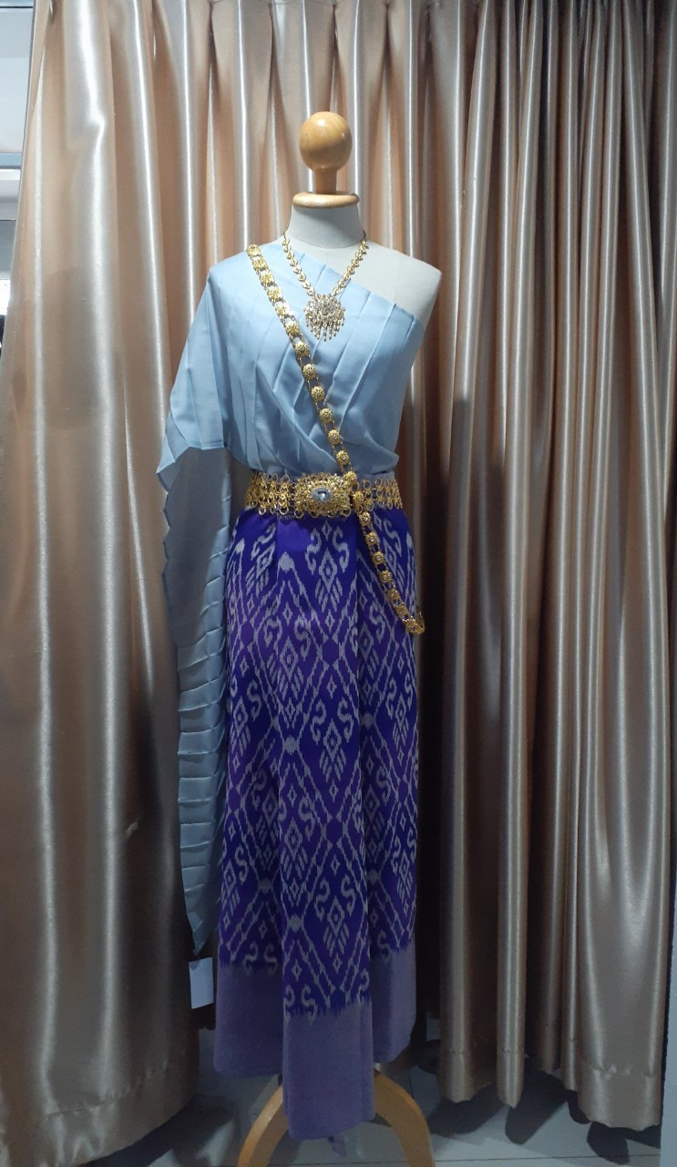 ชุดไทยสไบเทา