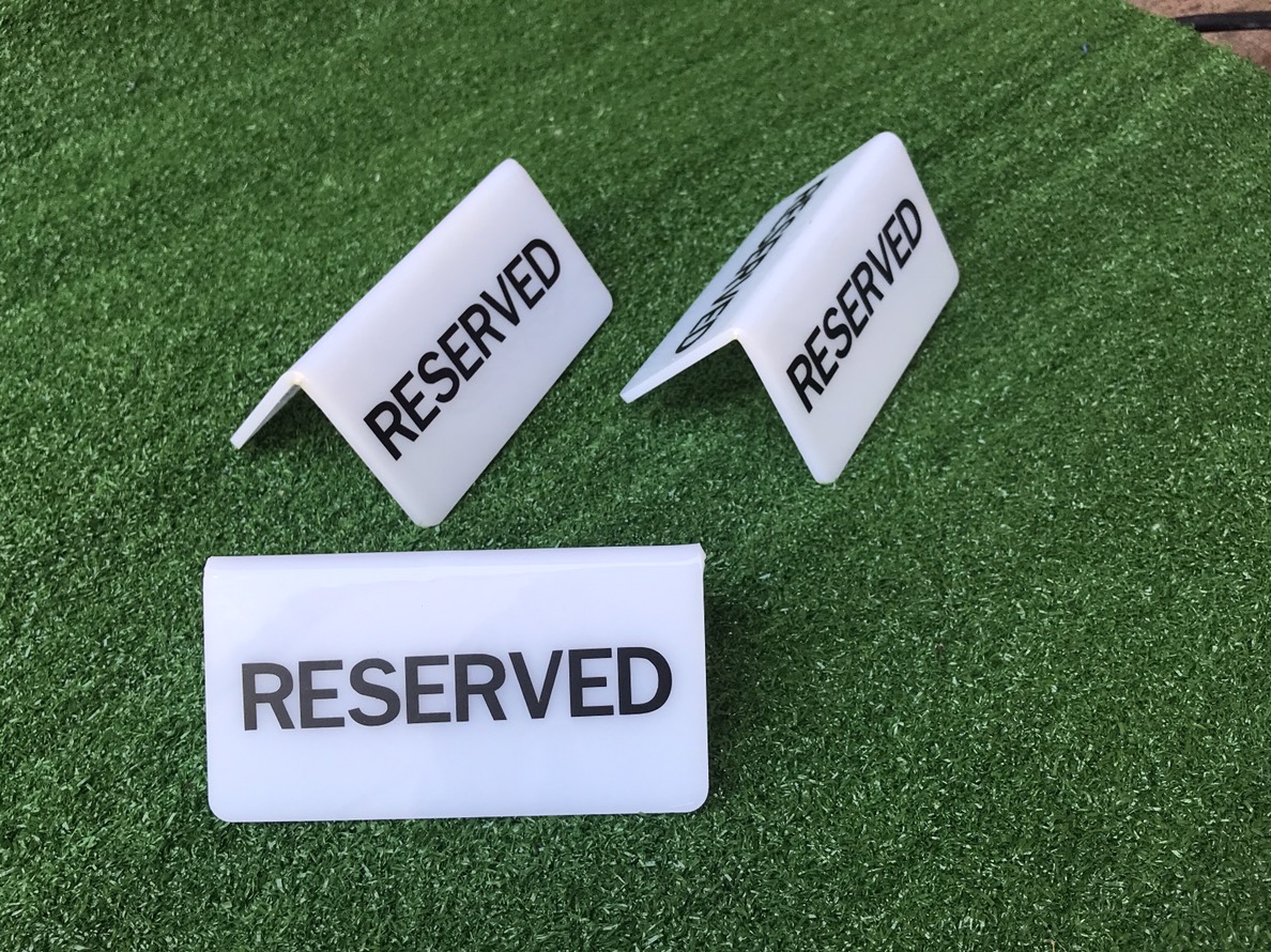 ป้ายสามเหลี่ยมตั้งโต๊ะ อะคริสีขาว สองหน้า - #RESERVED