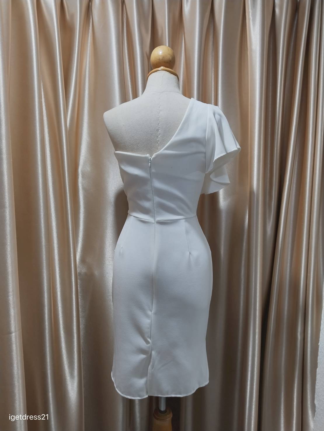 (PRE-LOVED) สั้นขาวไหล่เบี่ยงระบาย(M)