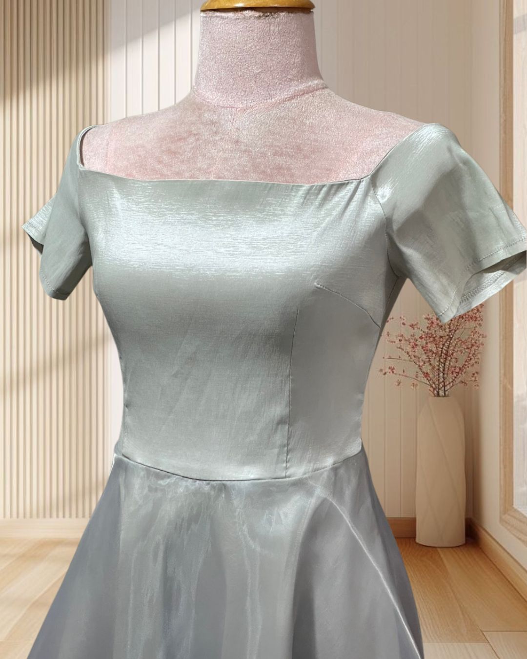 (PRE-LOVED) ราตรีสั้นสีเทา มีแขนปาดไหล่ ผ้ายืด กระโปรงผ้าแก้ว ไซส์ S