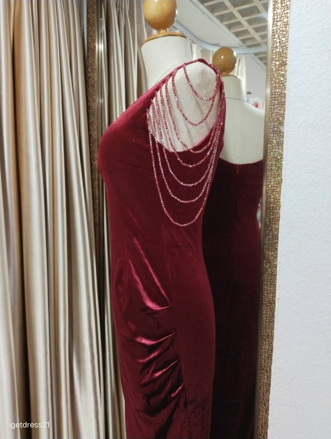 (PRE-LOVED) ราตรียาวสีแดงผ้ากำมะหยี่ปักเลื่อมห้อยเป็นชั้นๆ S