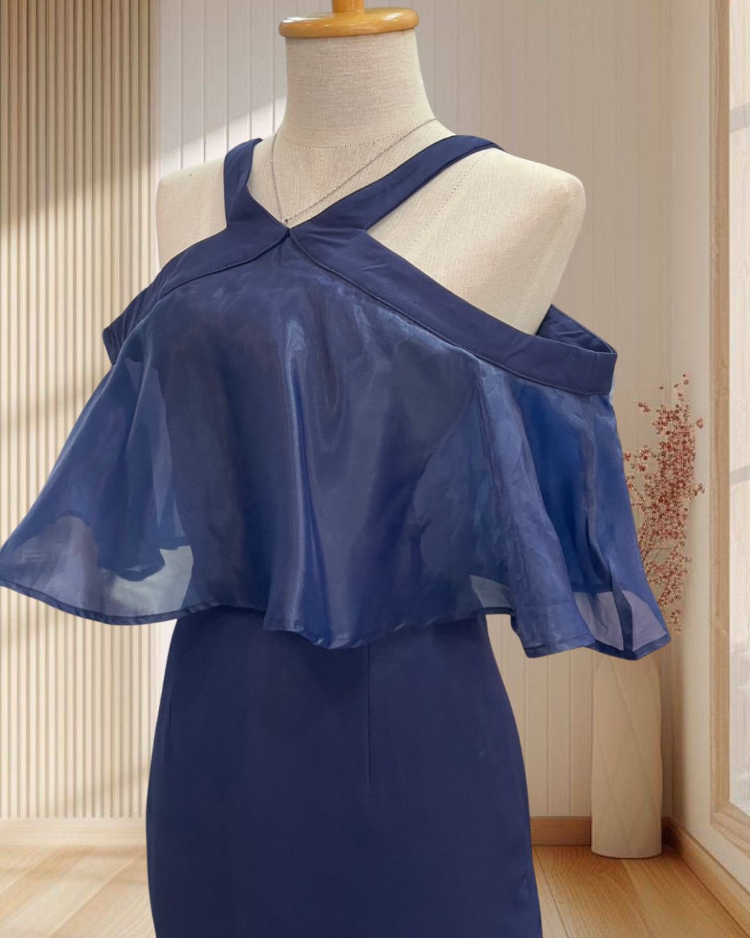 (PRE-LOVED) ราตรีสั้นสีกรม เปิดไหล่ ระบายผ้าแก้ว ไซส์ S