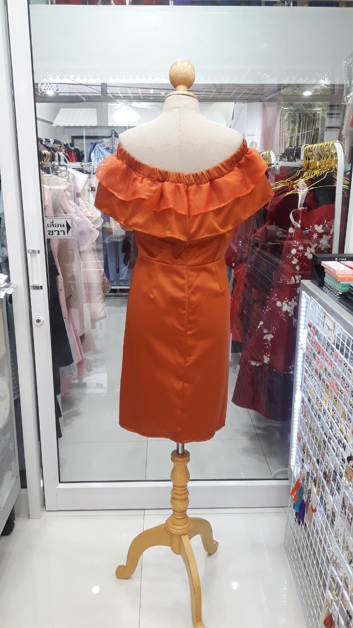 (PRE-LOVED) ราตรีสั้นส้มอิฐปาดไหล่อกระบาย (M)