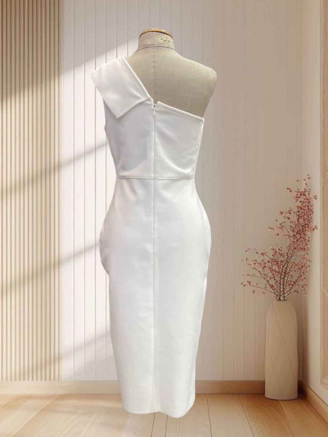 (PRE-LOVED) ราตรีสั้นสีขาว บ่าเฉียง ผ้ารัดรูป ไซส์ S