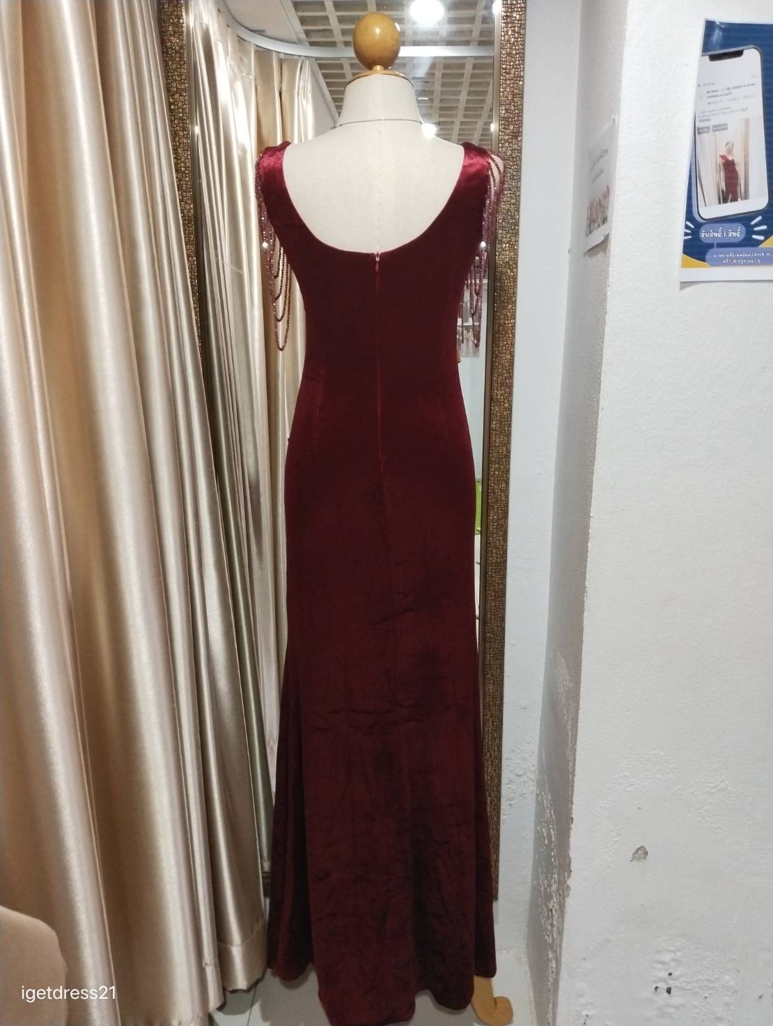 (PRE-LOVED) ราตรียาวสีแดงผ้ากำมะหยี่ปักเลื่อมห้อยเป็นชั้นๆ S