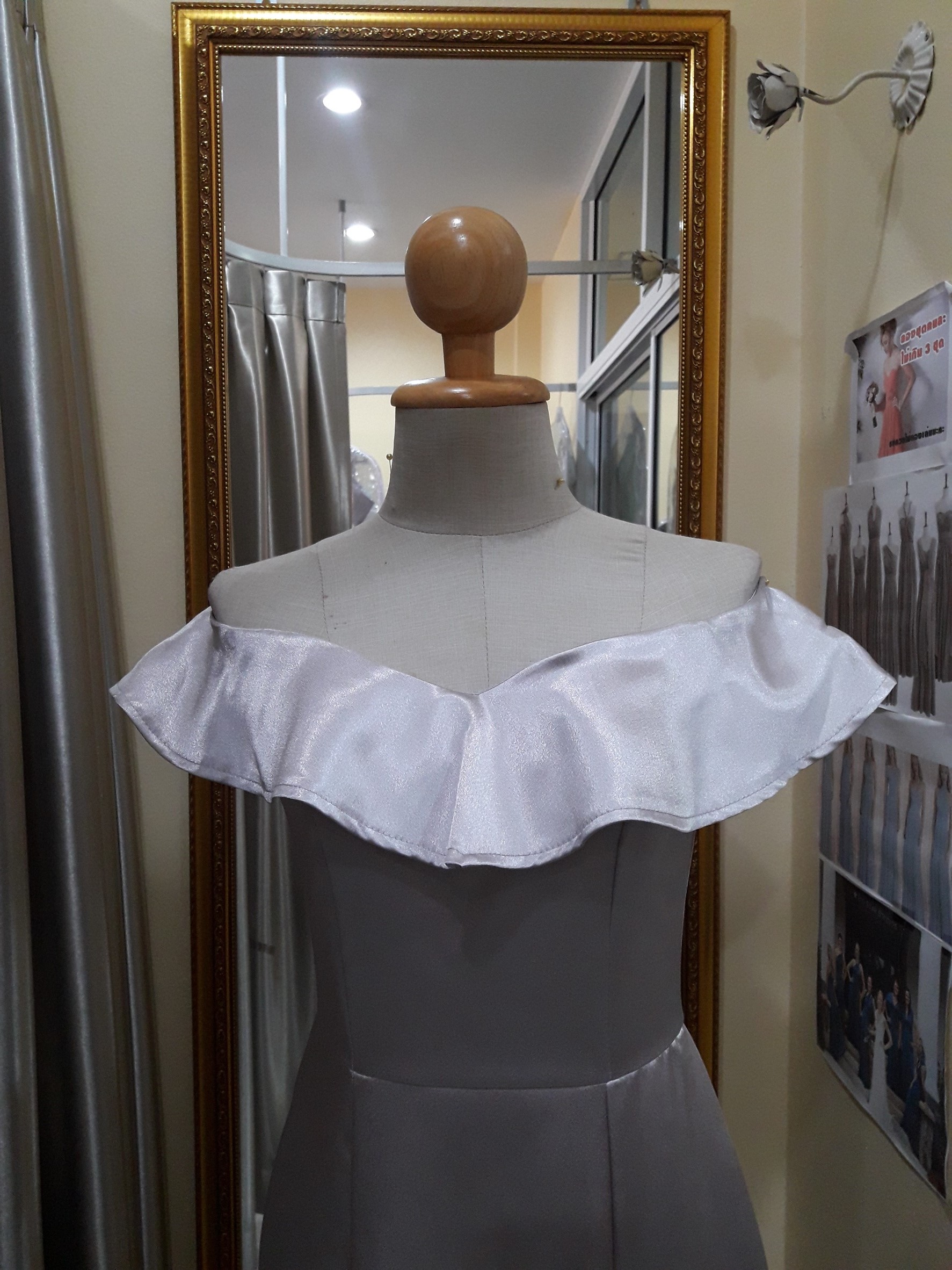 (PRE-LOVED) ราตรียาวสีเทาปาดไหล่ระบายอก (S)