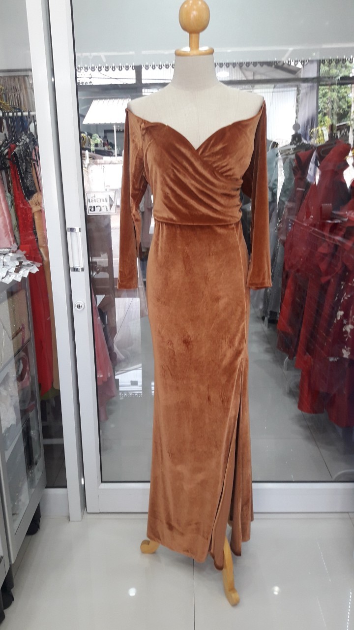 ราตรียาวสีน้ำตาลกำมะหยี่ปาดไหล่แขนยาว(2XL) มือ2