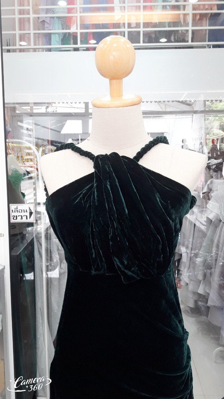 (PRE-LOVED) ราตรียาวสีเขียวสายเปียกำมะหยี่ M