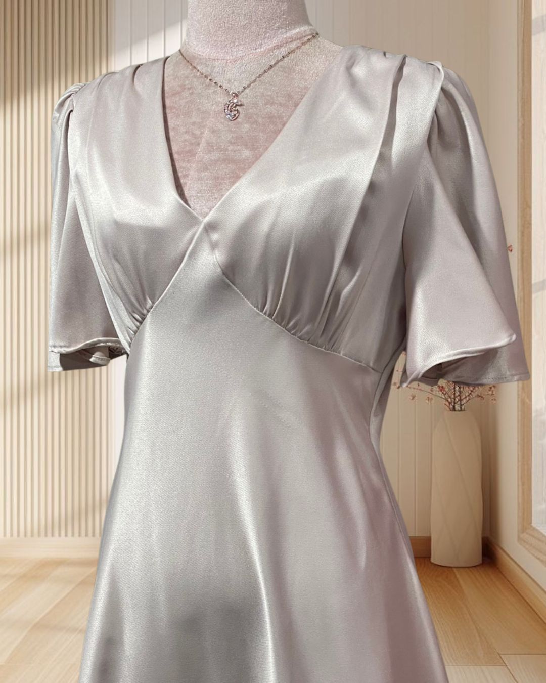 (PRE-LOVED) ราตรีสั้นสีครีม แขนกระดิ่ง กระโปรงบาน ไซส์ M