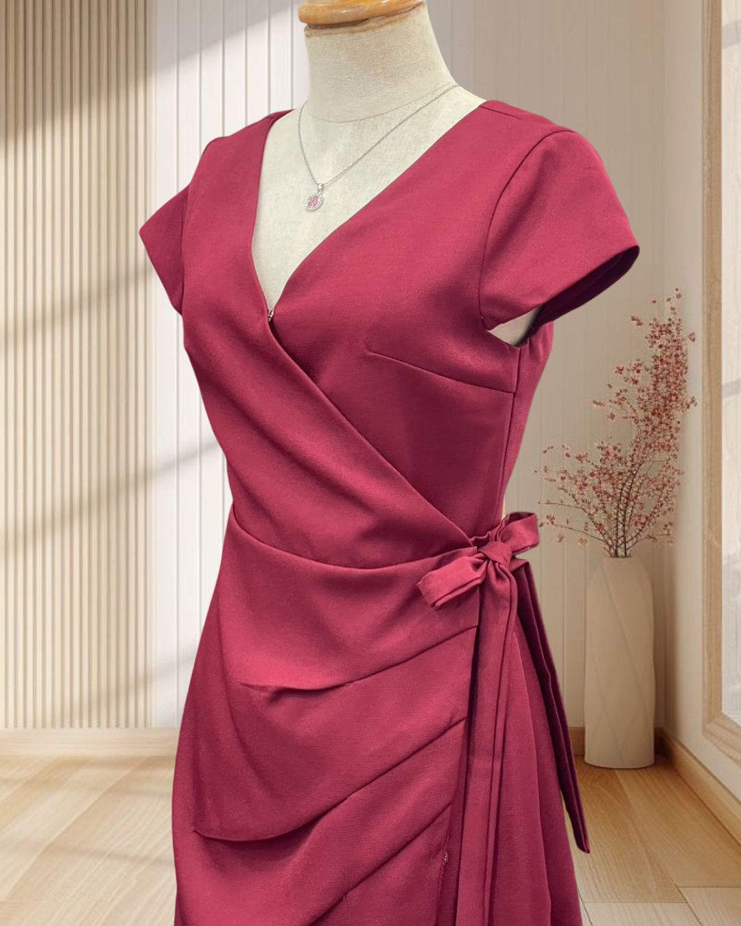 (PRE-LOVED) ราตรีสั้นสีแดง แบบคลุมผูกเอว คอวีหน้าหลัง ไซส์ S