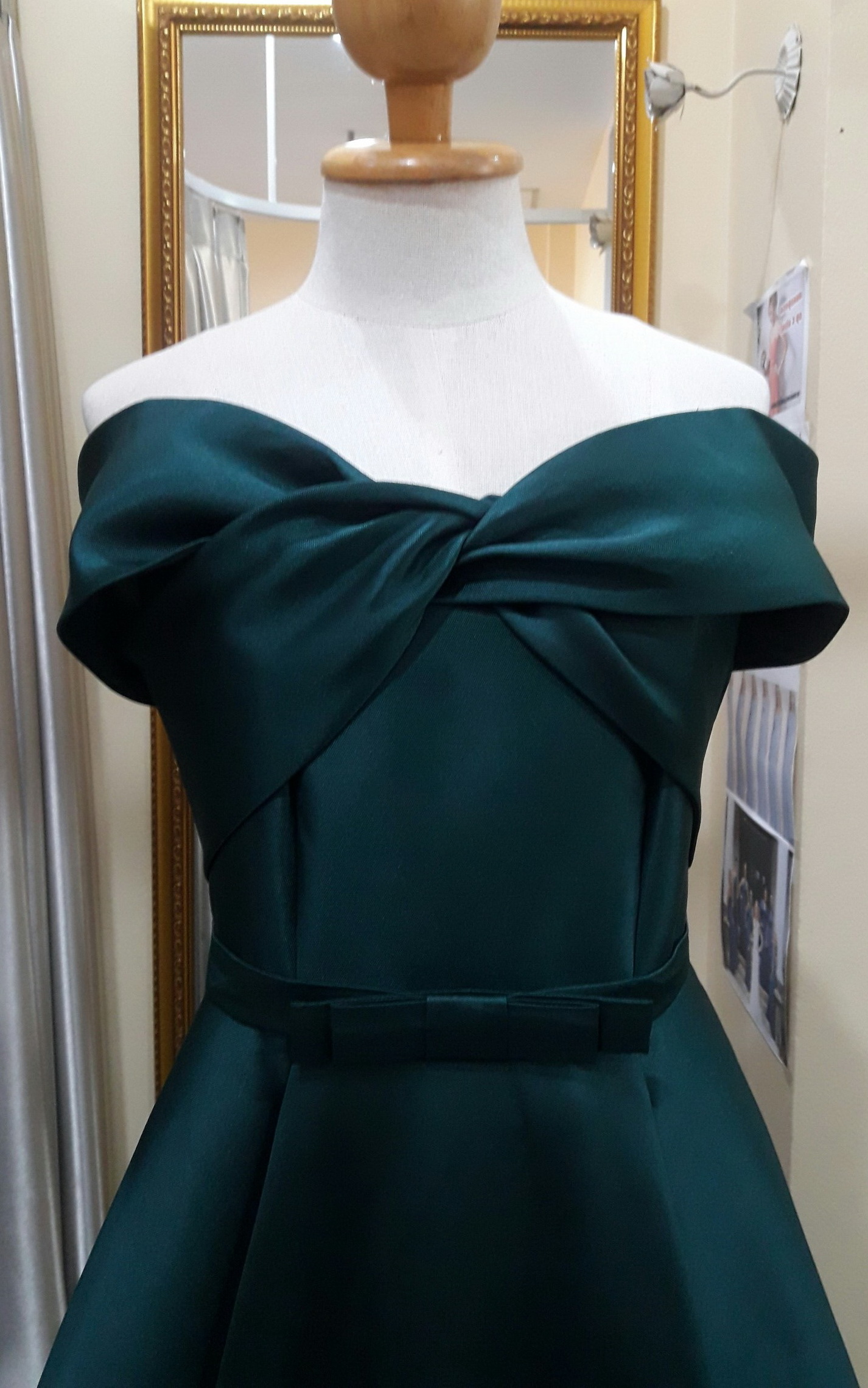 (PRE-LOVED) ชุดราตรียาวสีเขียวเปิดไหล่อกโบว์+เข็มขัดโบว์ (S)