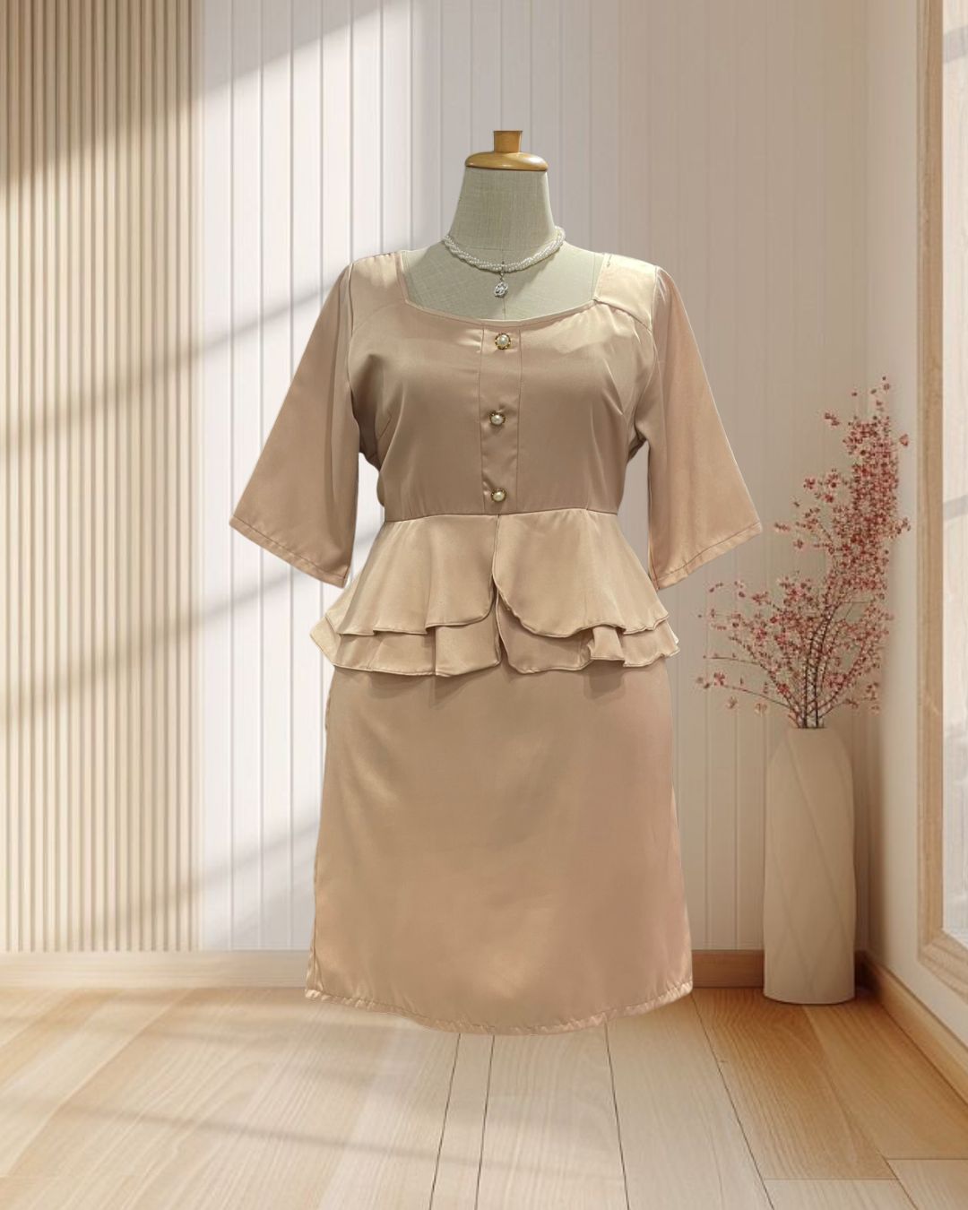 (PRE-LOVED) ชุดราตรีสีครีม คอเหลี่ยมมีแขนแต่งระบายสะโพก 5XL