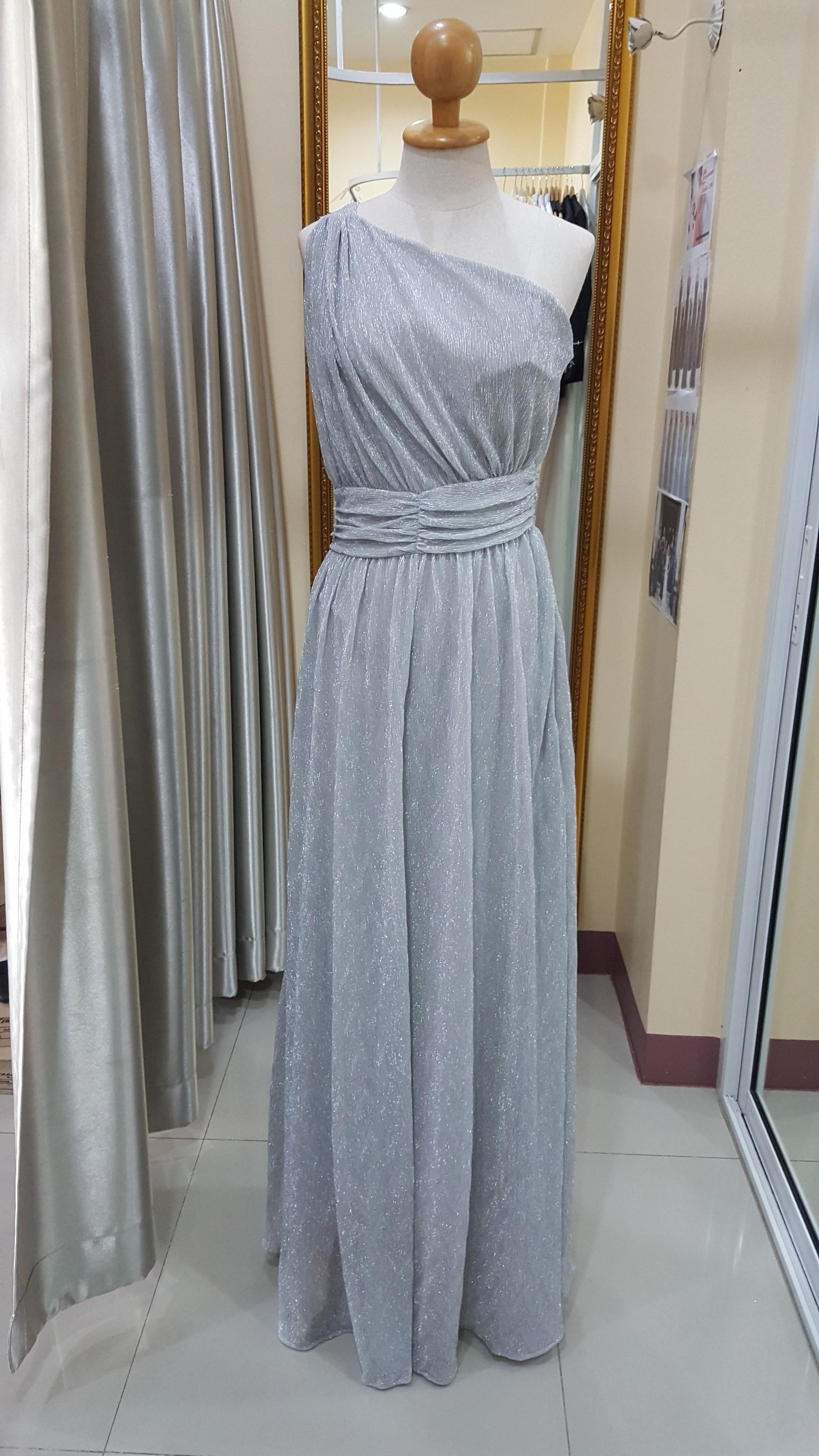 ชุดราตรียาวสีเงินไหล่เบี่ยงผ้าแต่งดิ้นเงินดิ้นทอง (Size : S) มือ2