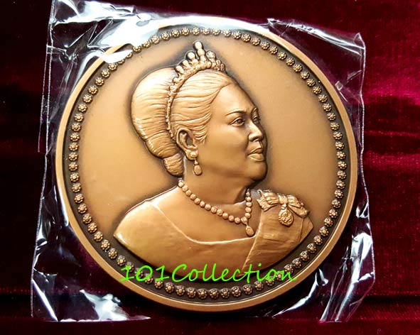 เหรียญที่ระลึก มหามงคลเฉลิมพระชนมพรรษา 80 พรรษา ราชินี 12 สิงหาคม 2555 ขนาดใหญ่ 7 ซม ผลิตน้อย แค่ 15000 ชุด อุปกรณ์ครบคร้า