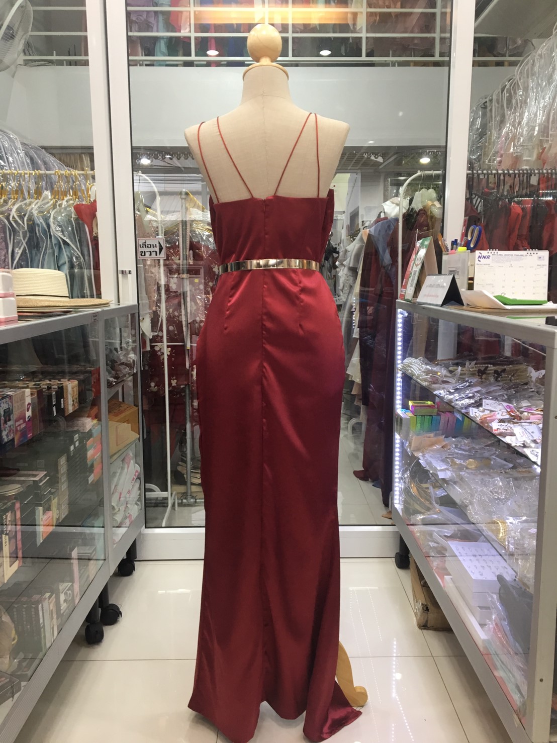 (PRE-LOVED) ราตรียาวสีแดงสายเดี่ยวคอวี (L)